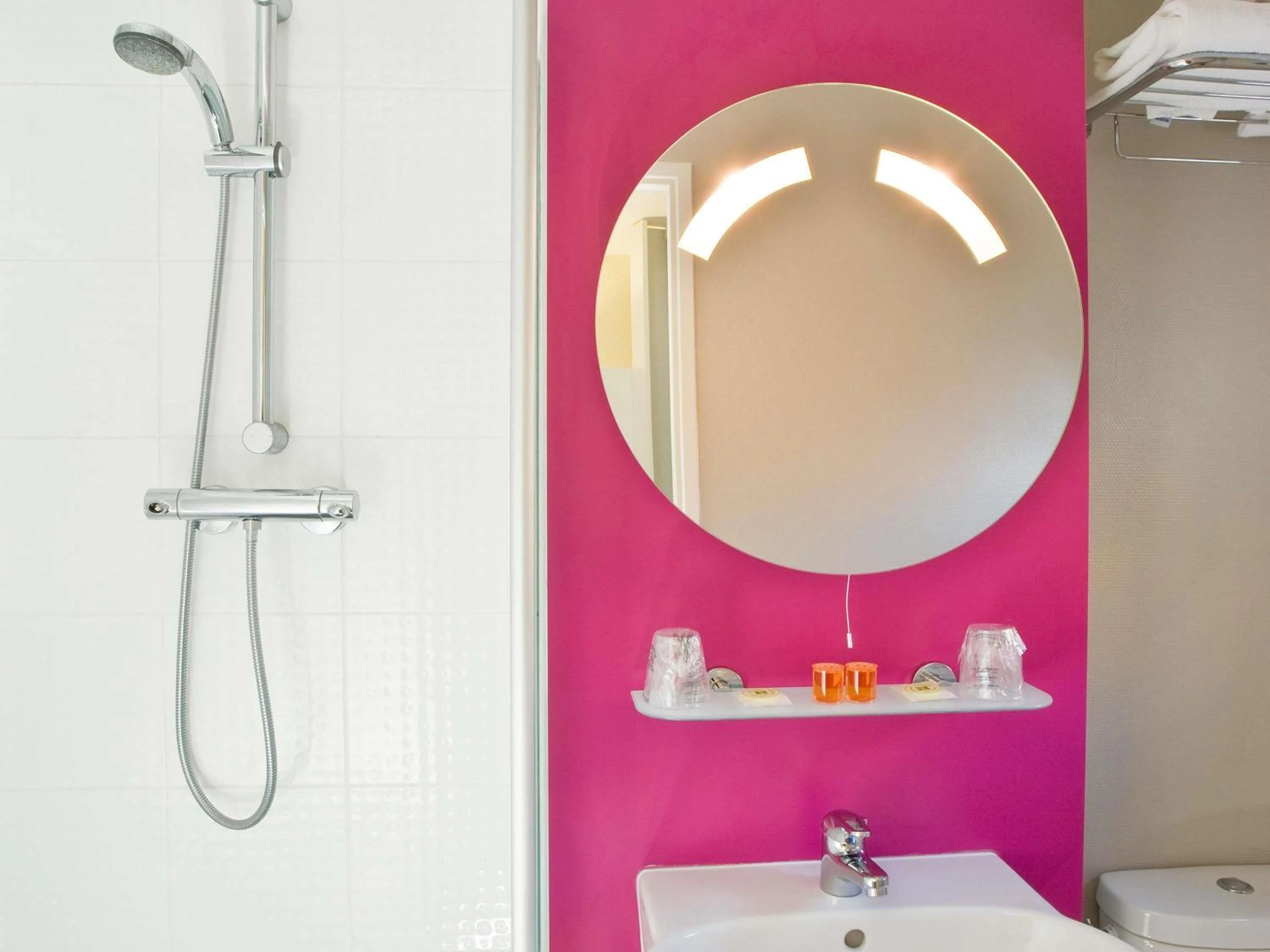 Shower in ibis Styles Lille Centre Gare Beffroi