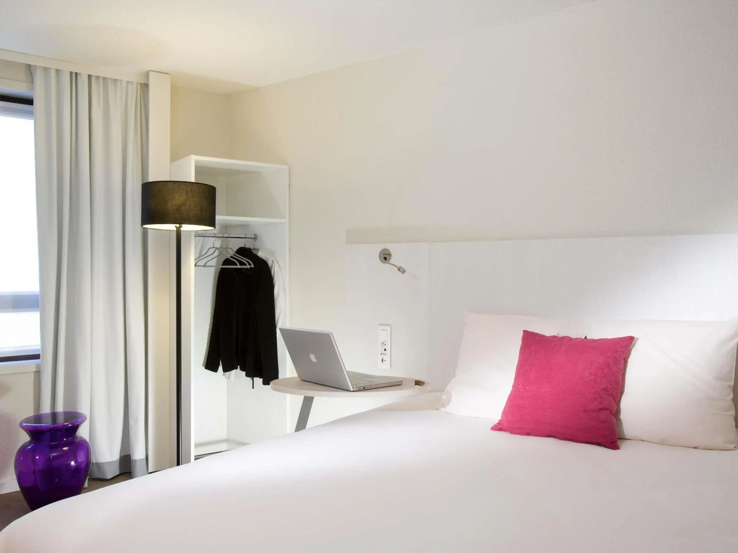 Standard Room with One Double Bed and Single Sofa Bed - single occupancy in ibis Styles Lille Centre Gare Beffroi Standard Room with One Double Bed and Single Sofa Bed - single occupancy in ibis Styles Lille Centre Gare Beffroi