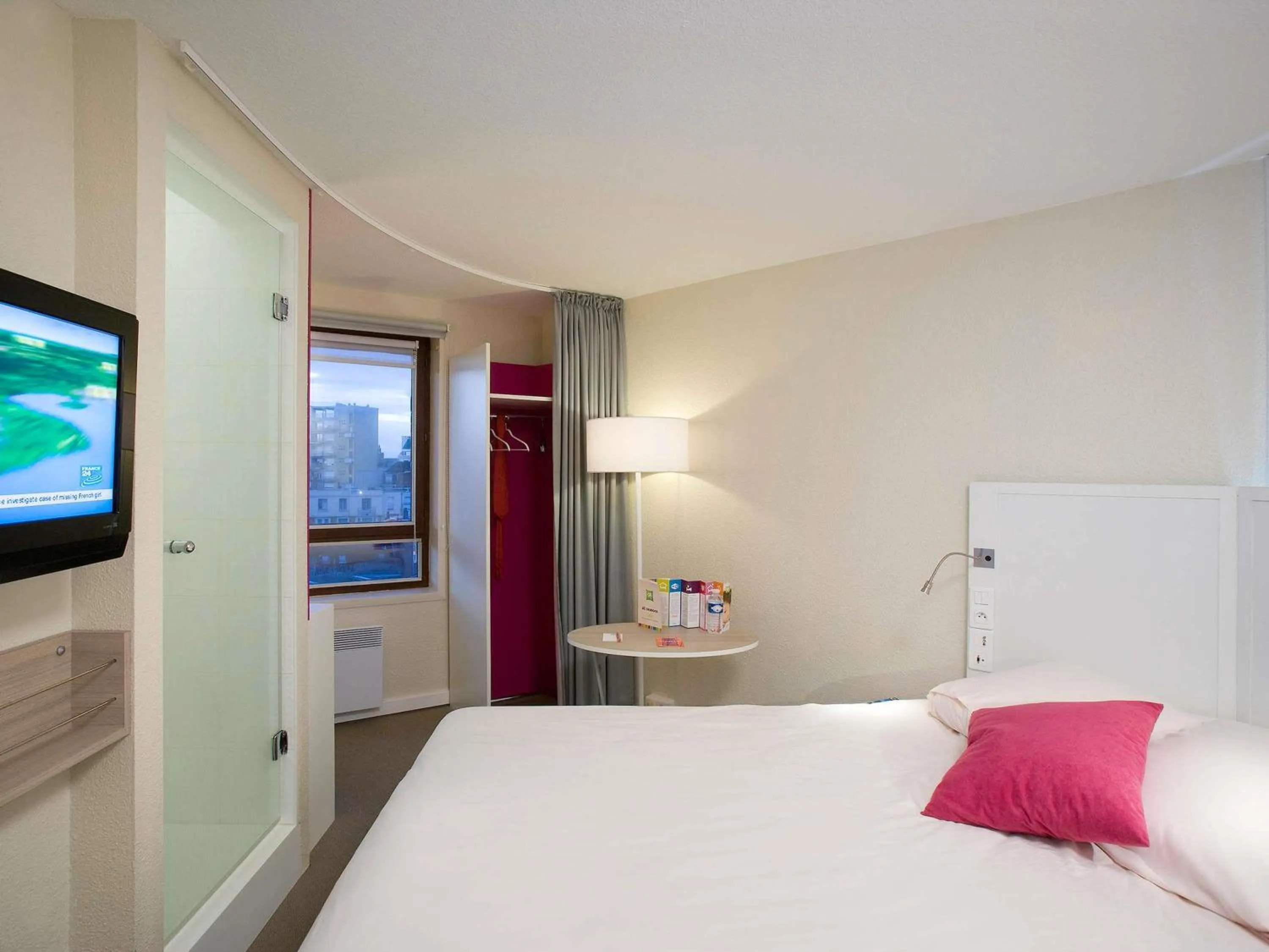 Bedroom, Bed in ibis Styles Lille Centre Gare Beffroi