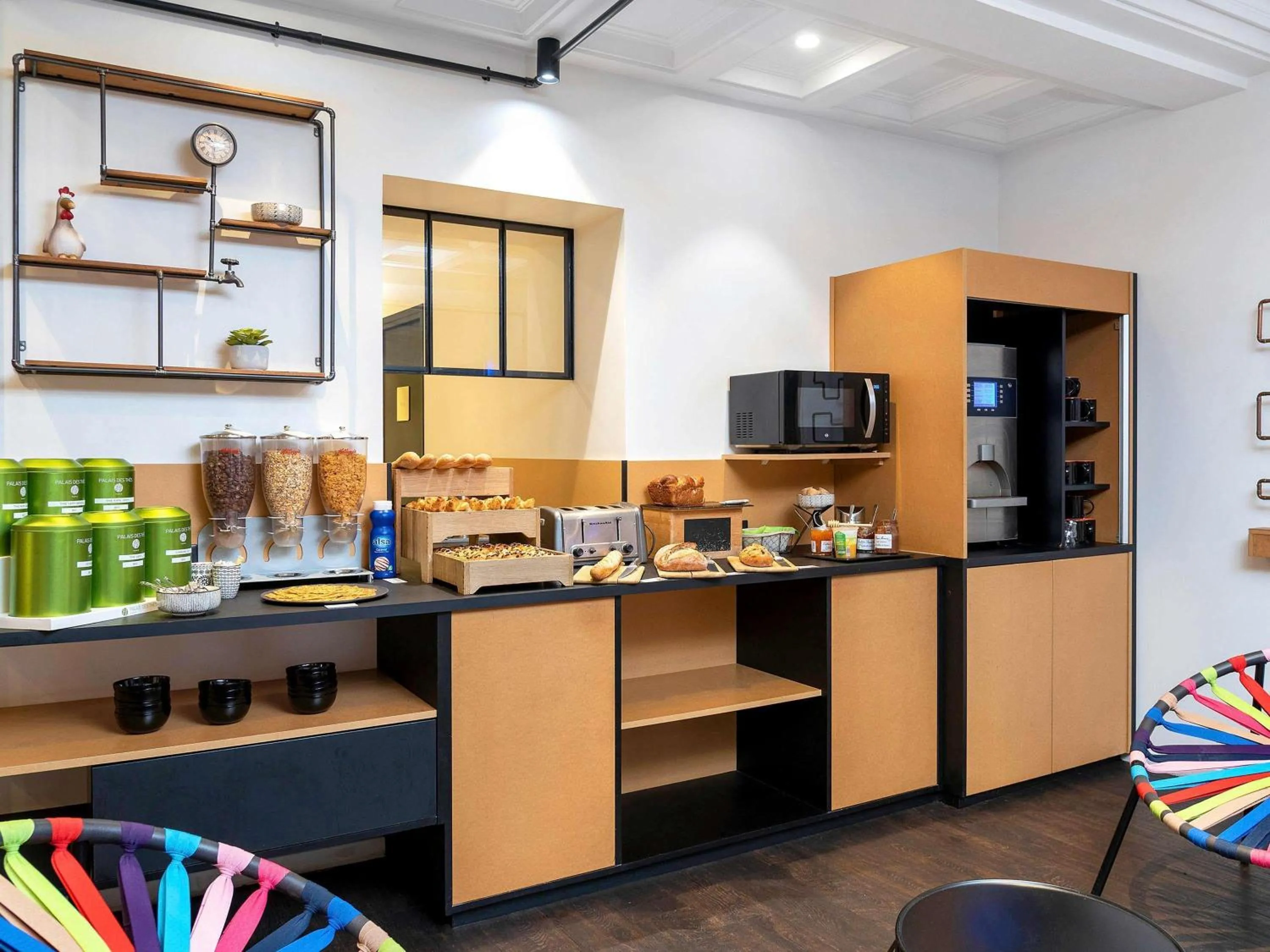 Food and drinks in ibis Styles Macon Centre