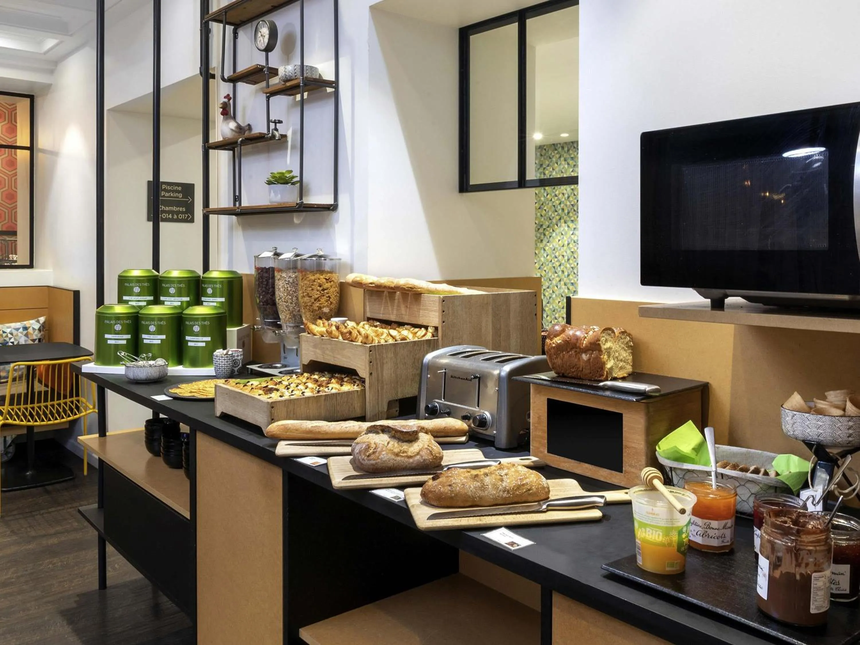 Food and drinks in ibis Styles Macon Centre