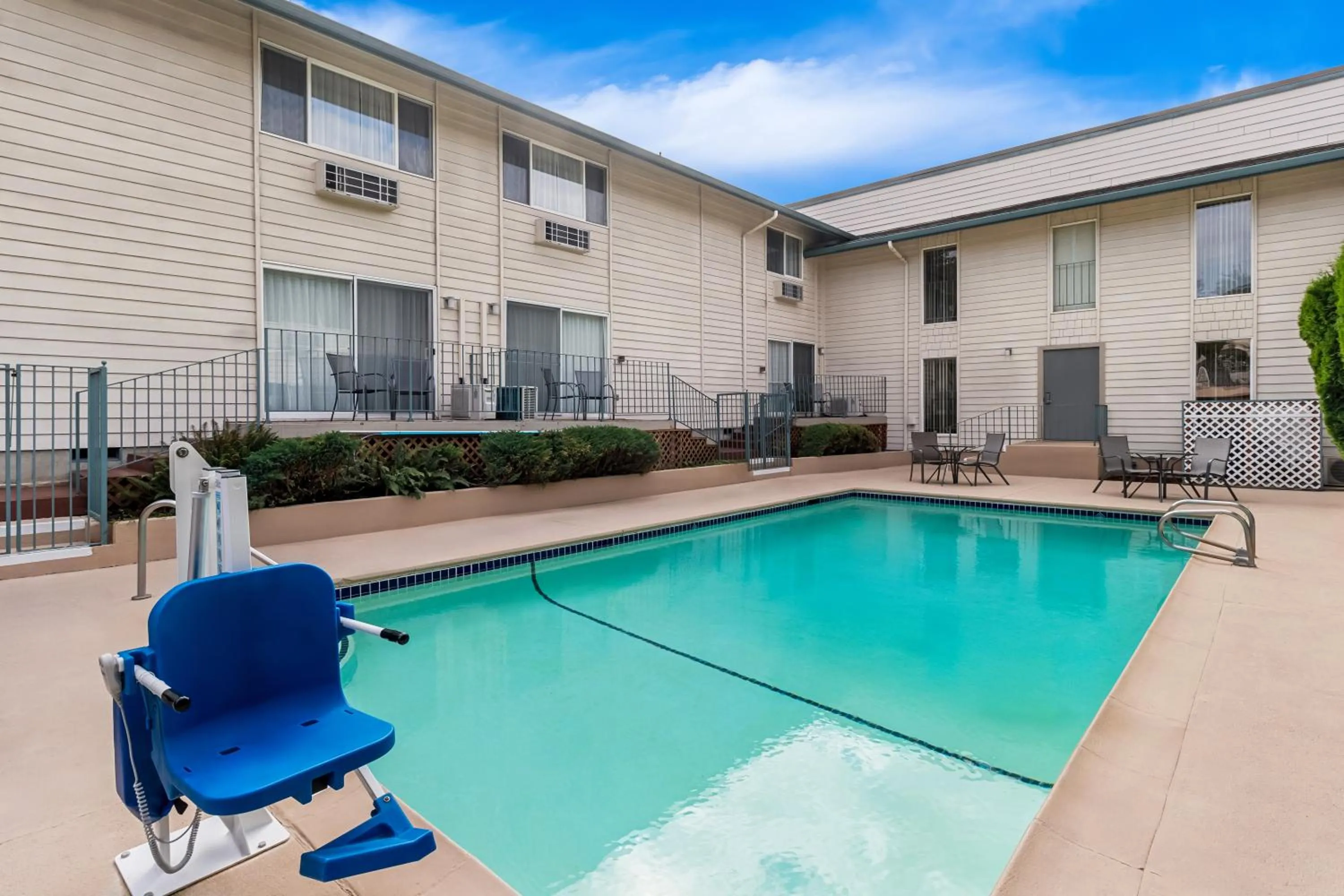 Swimming pool in Quality Inn & Suites Vancouver - Hazel Dell