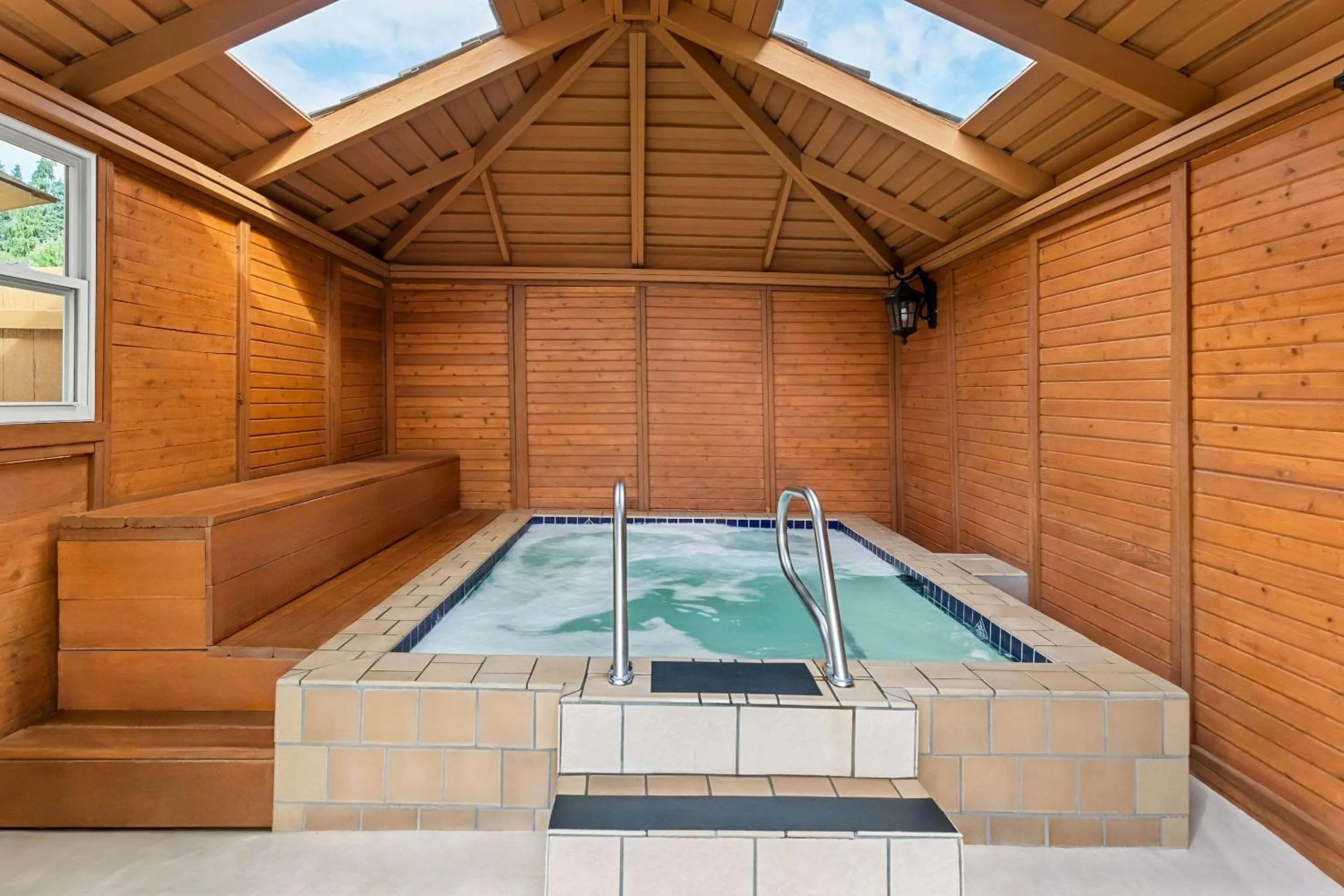 Hot Tub in Quality Inn & Suites Vancouver - Hazel Dell