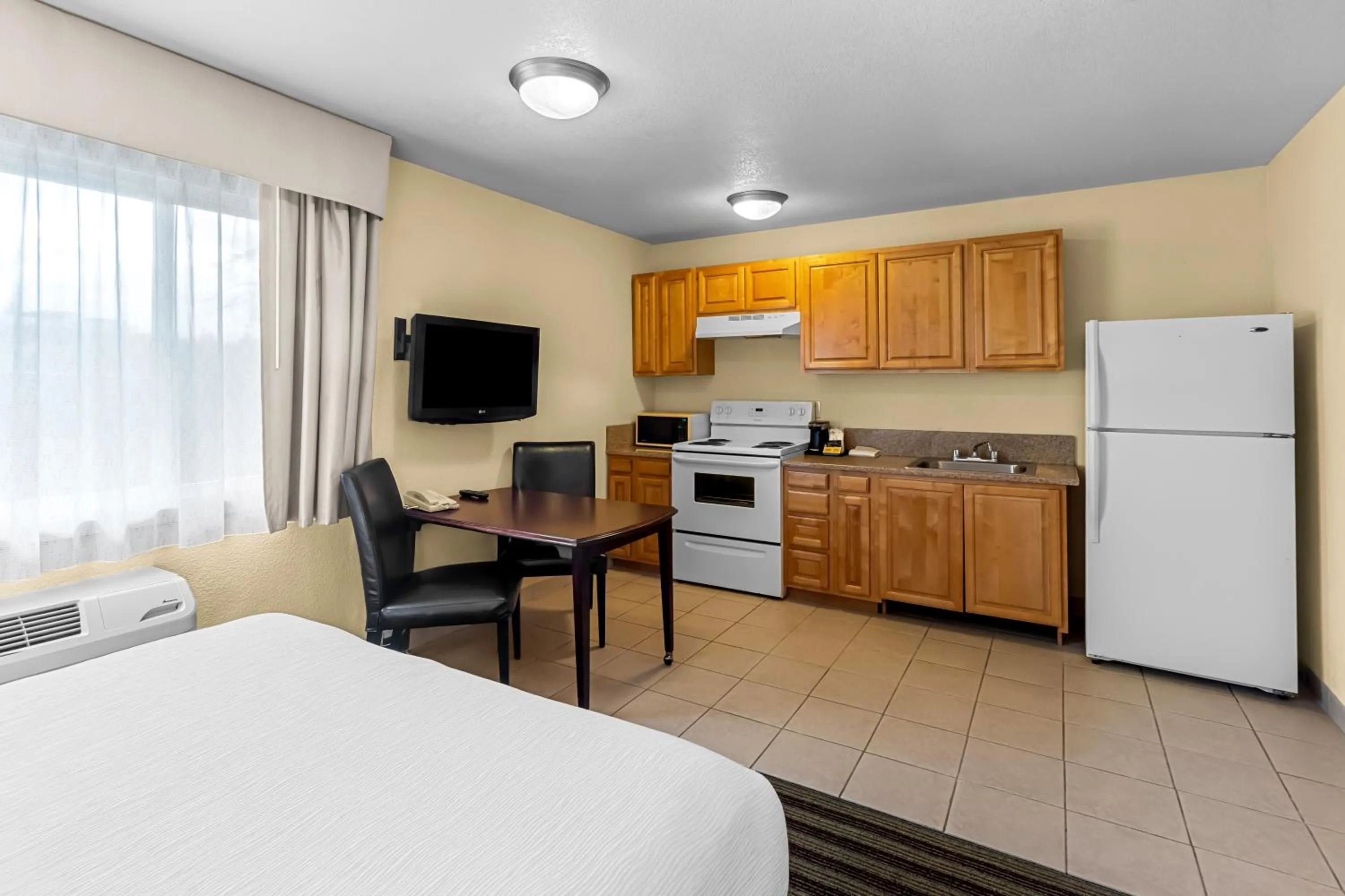 Kitchen or kitchenette, Bed in Quality Inn & Suites Vancouver - Hazel Dell