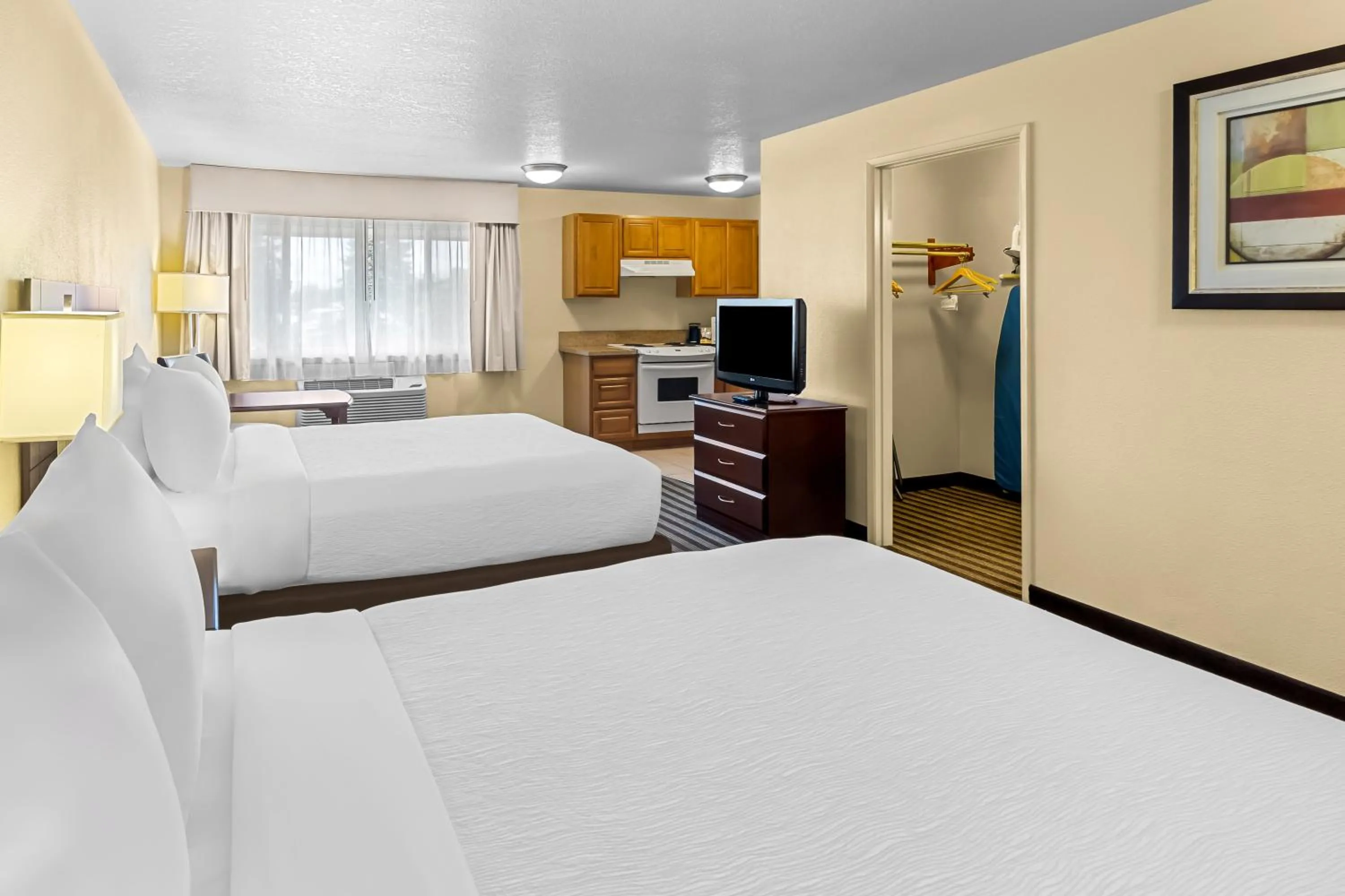 Photo of the whole room, Bed in Quality Inn & Suites Vancouver - Hazel Dell
