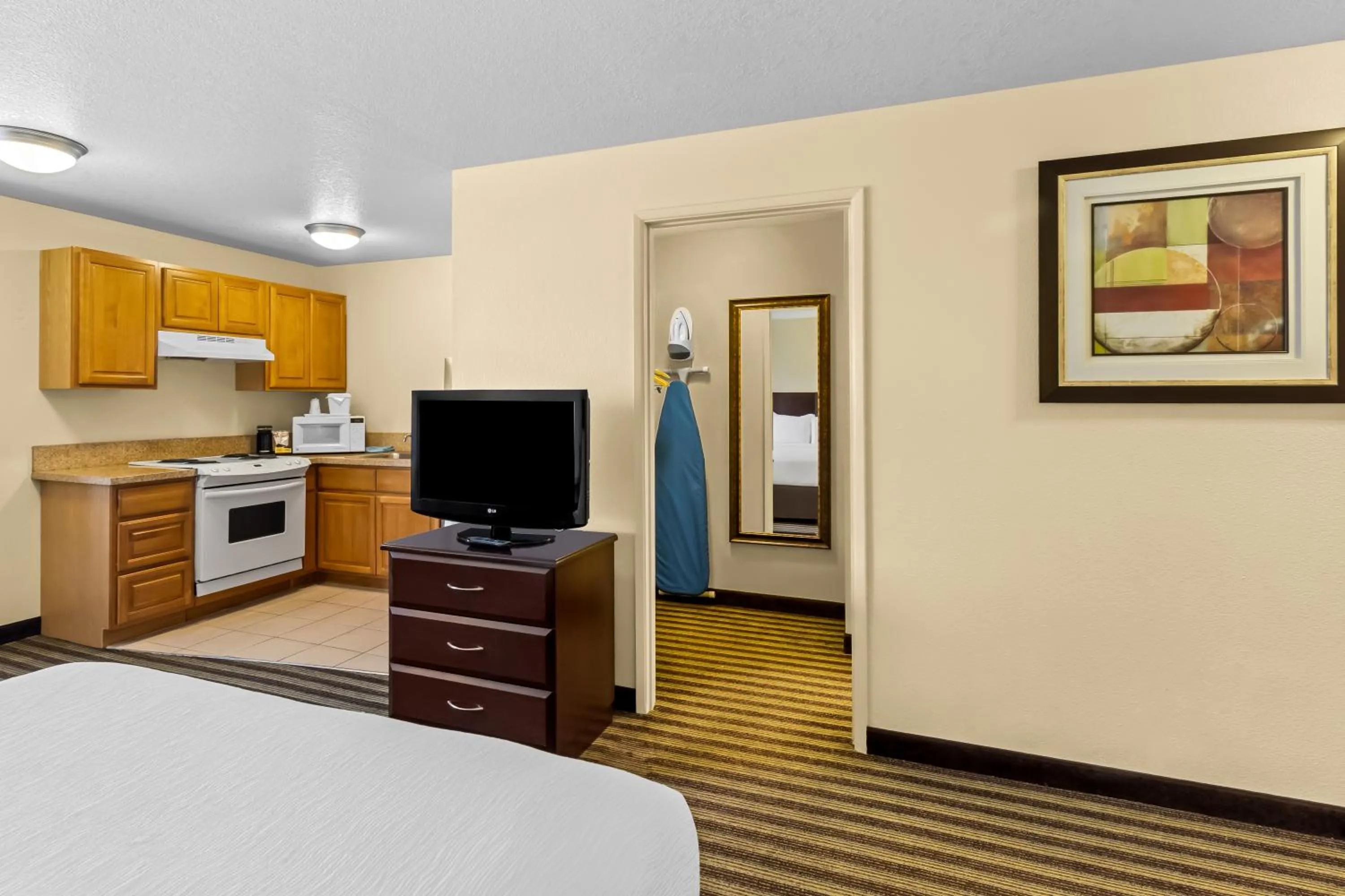 TV and multimedia, Bed in Quality Inn & Suites Vancouver - Hazel Dell