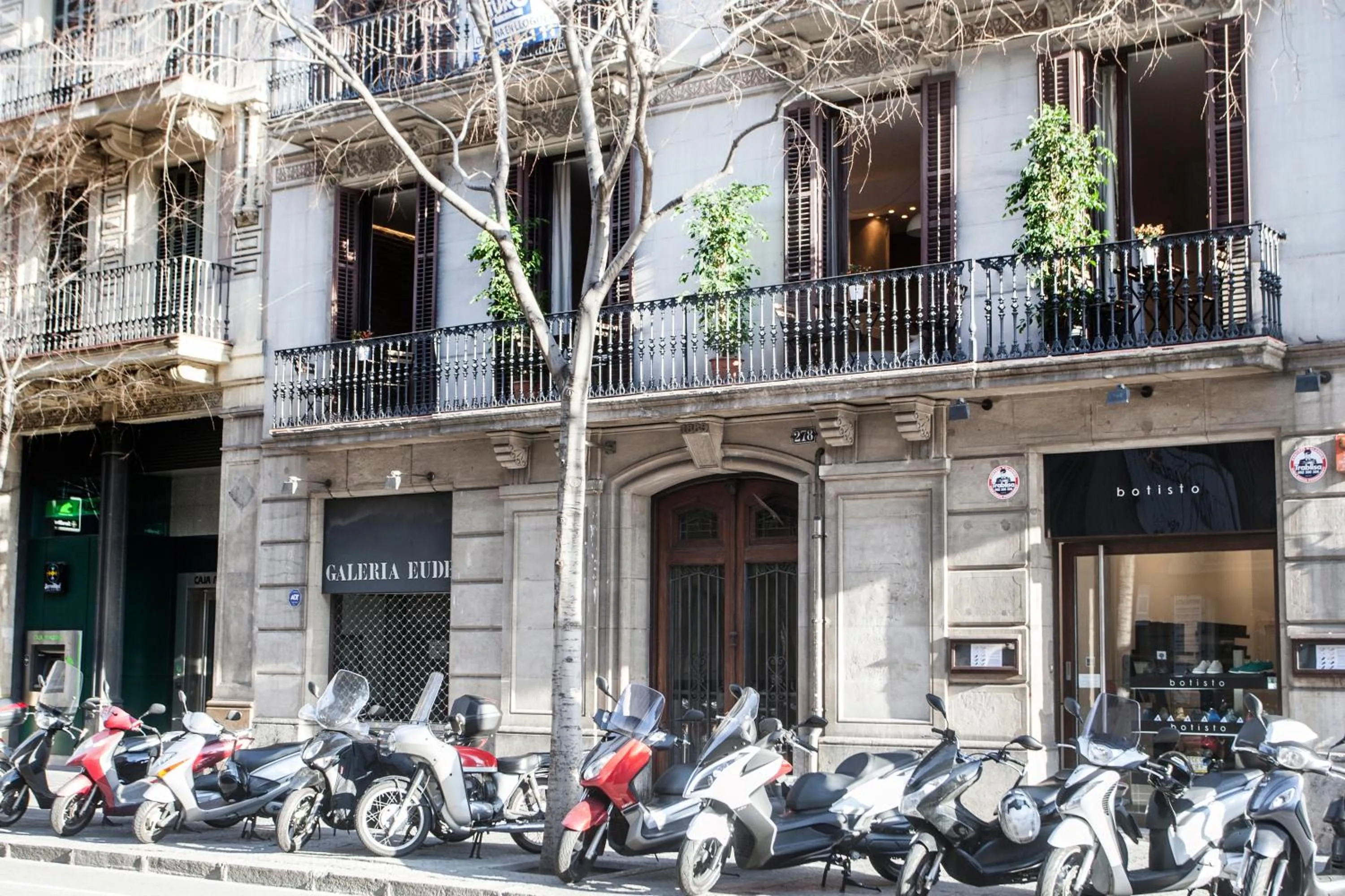 Facade/entrance in Cien