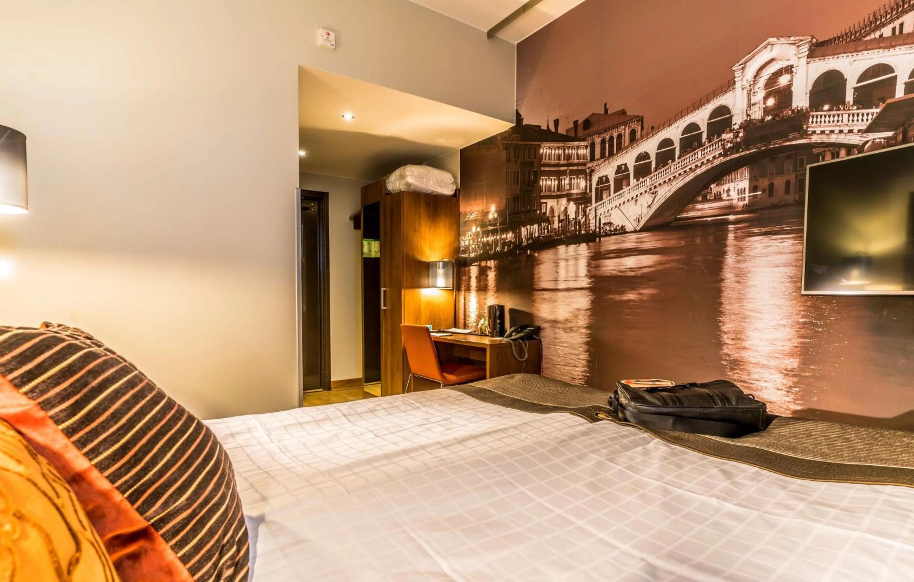 Photo of the whole room, Bed in Scandic Stora Hotellet