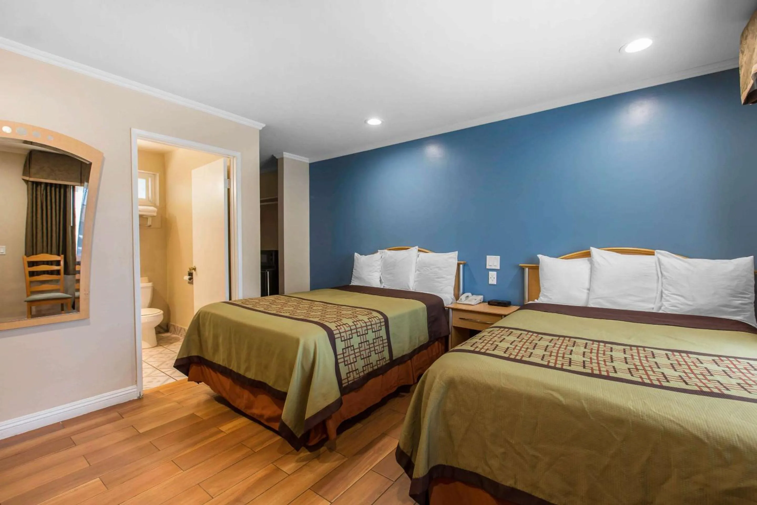 Bedroom, Bed in Rodeway Inn Escondido Downtown