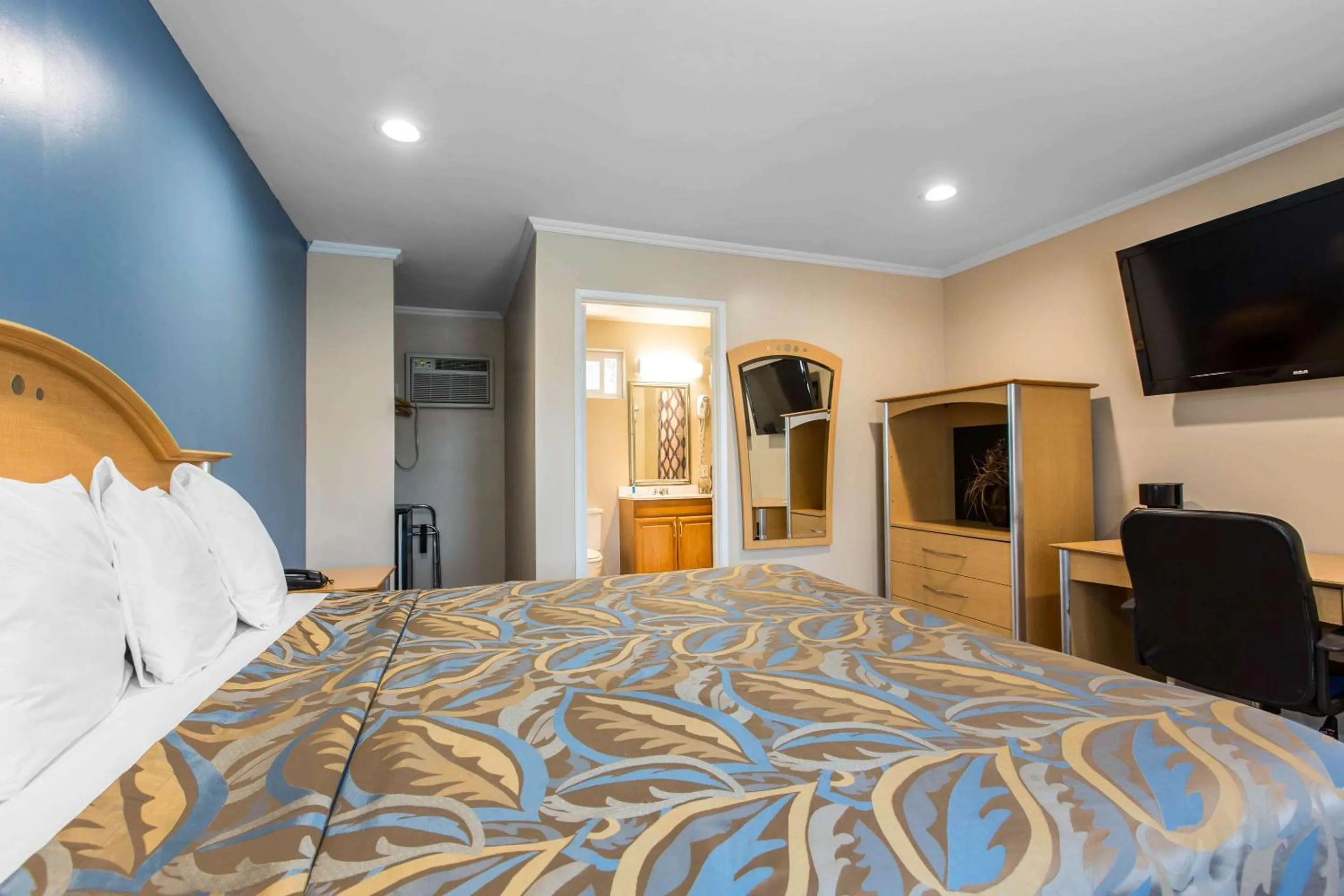 Bedroom, Bed in Rodeway Inn Escondido Downtown