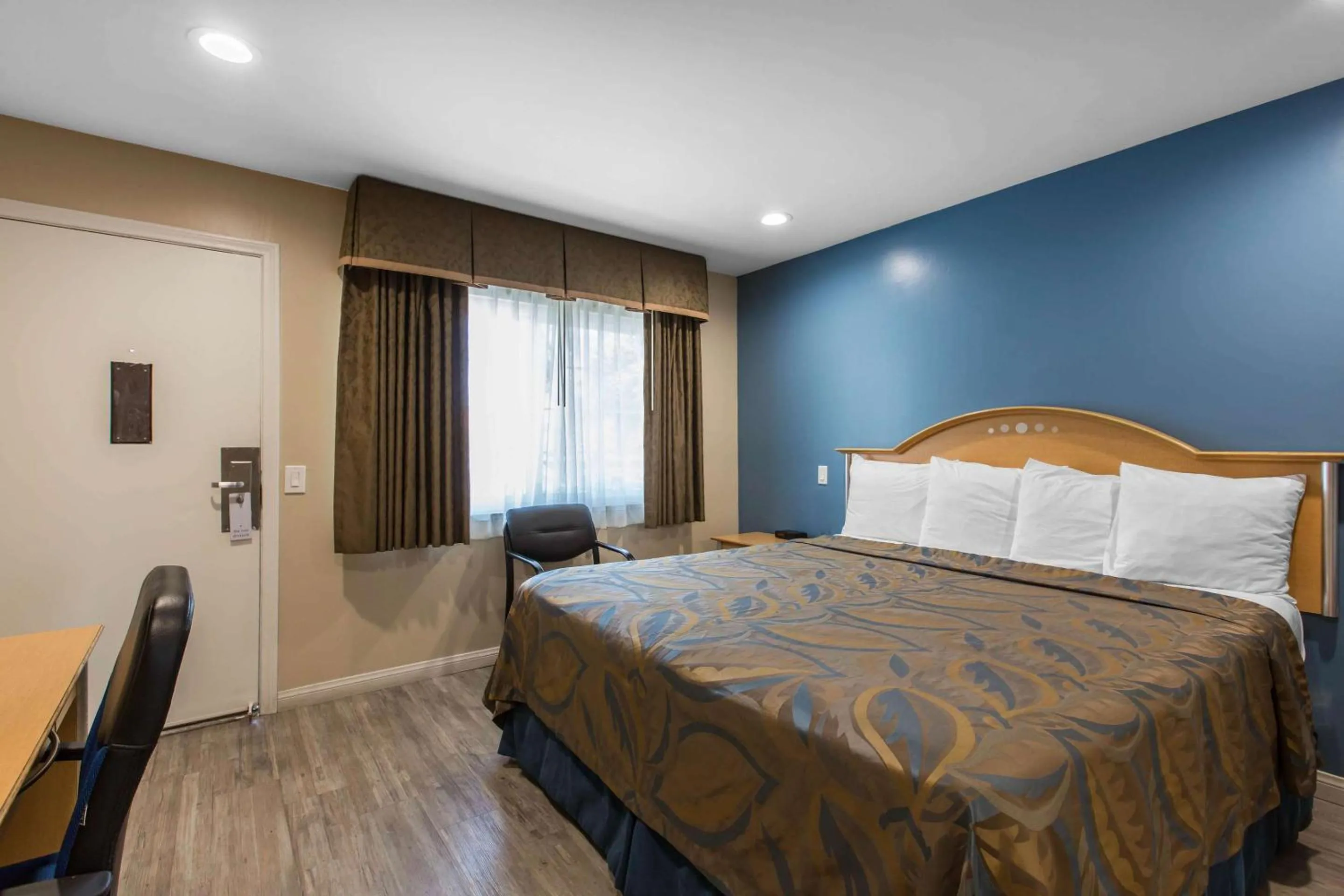 Bedroom, Bed in Rodeway Inn Escondido Downtown