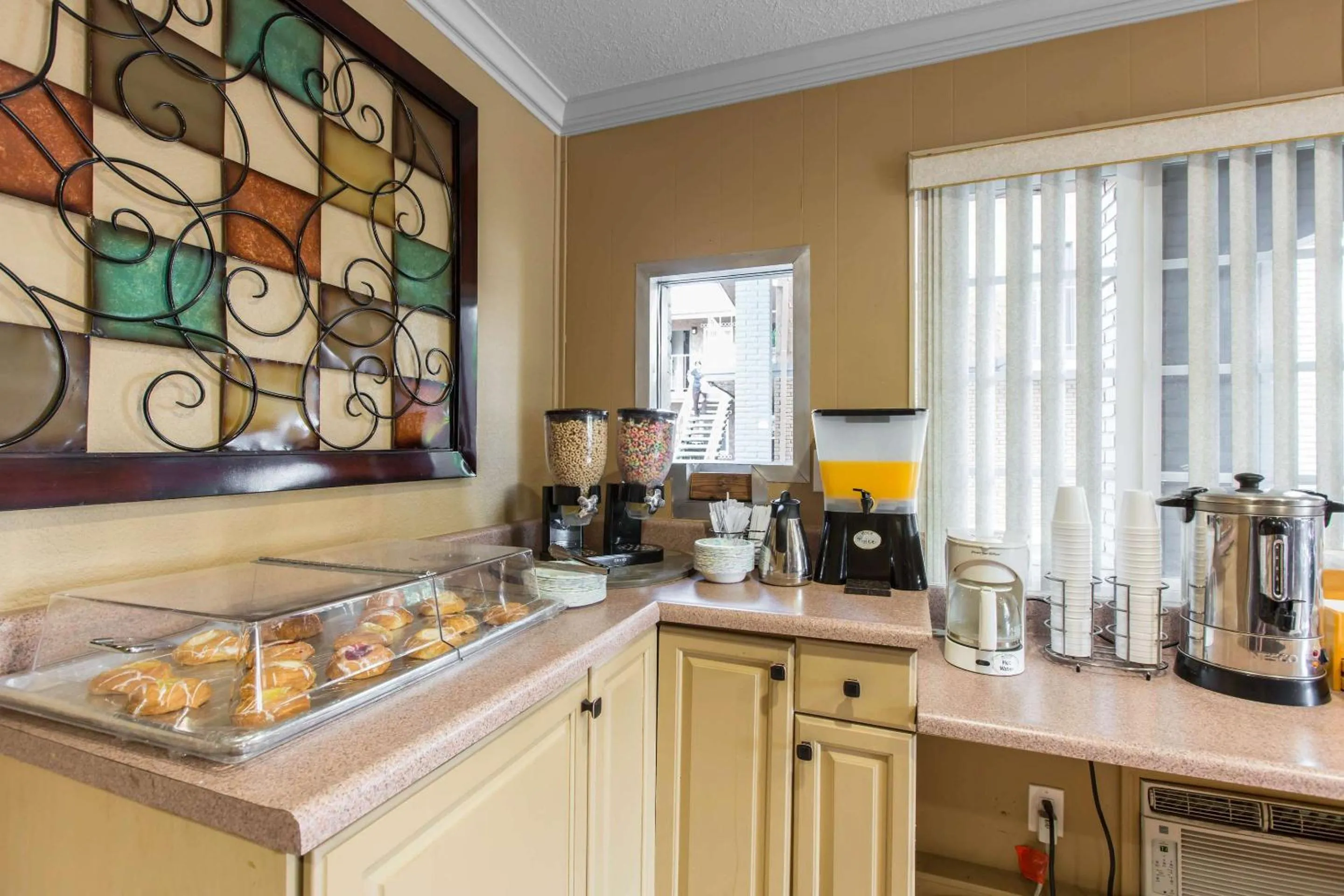 Breakfast in Rodeway Inn Escondido Downtown