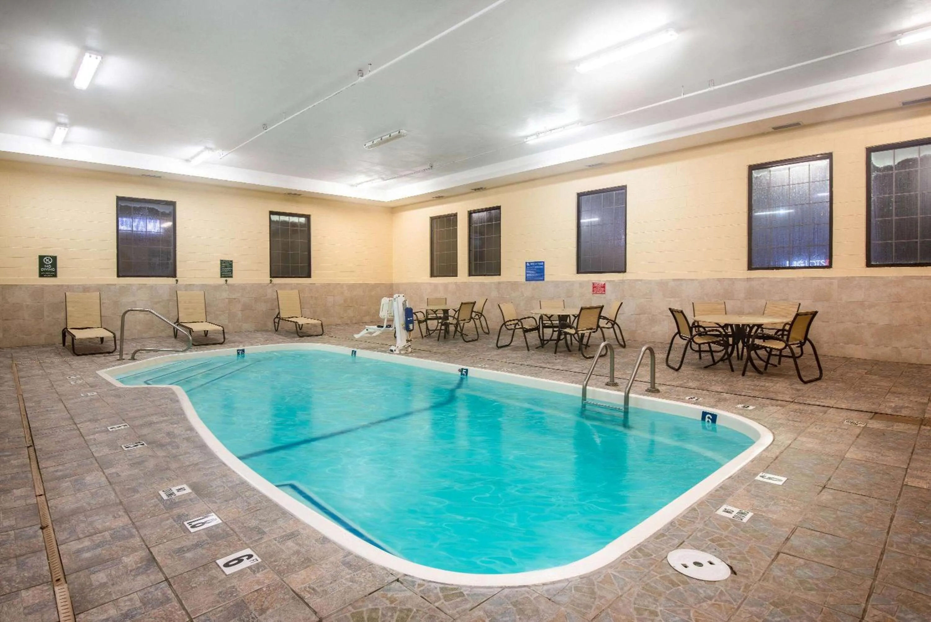Hot Tub in La Quinta Inn & Suites - New River Gorge National Park