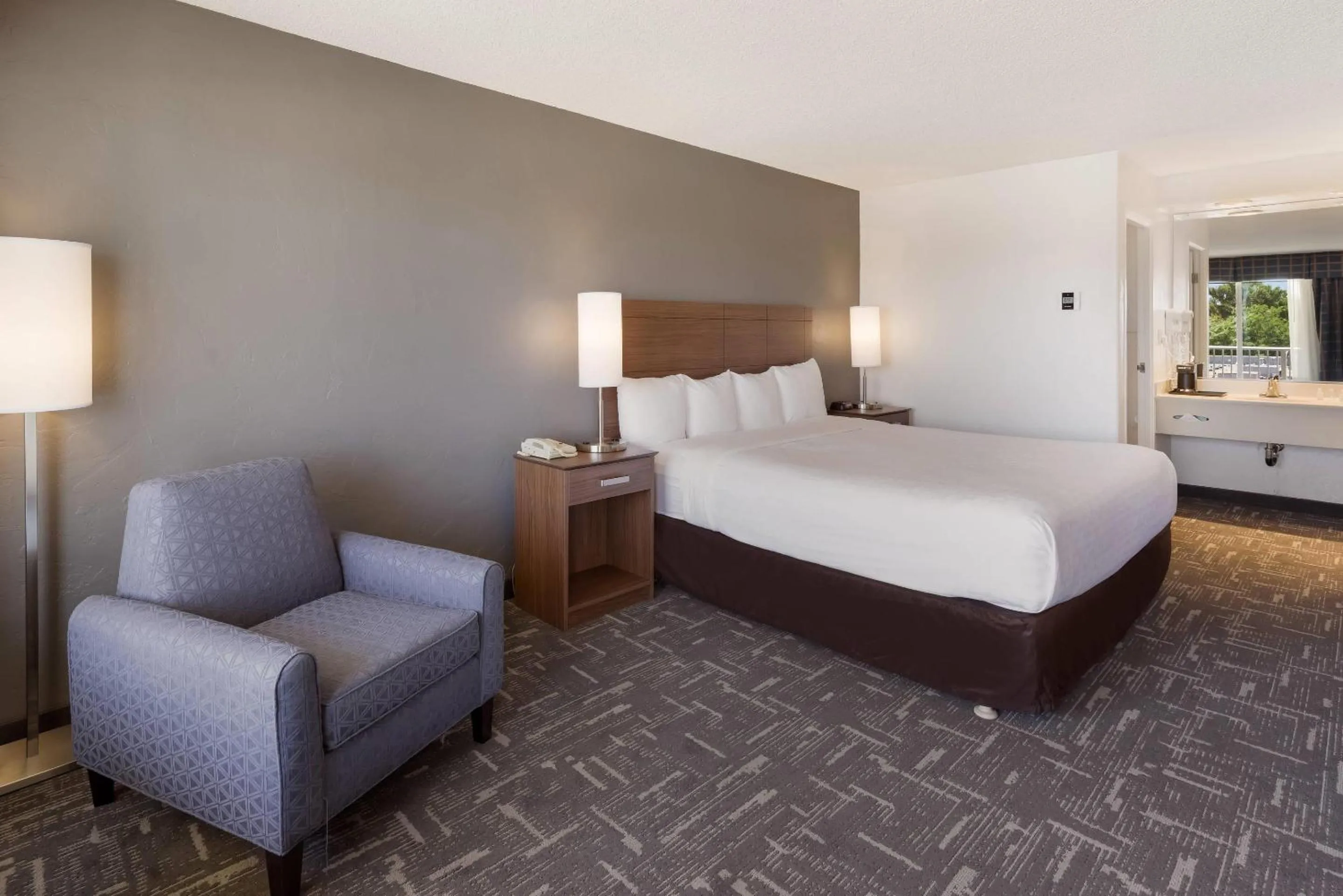 Bedroom, Bed in Clarion Hotel Concord-Walnut Creek