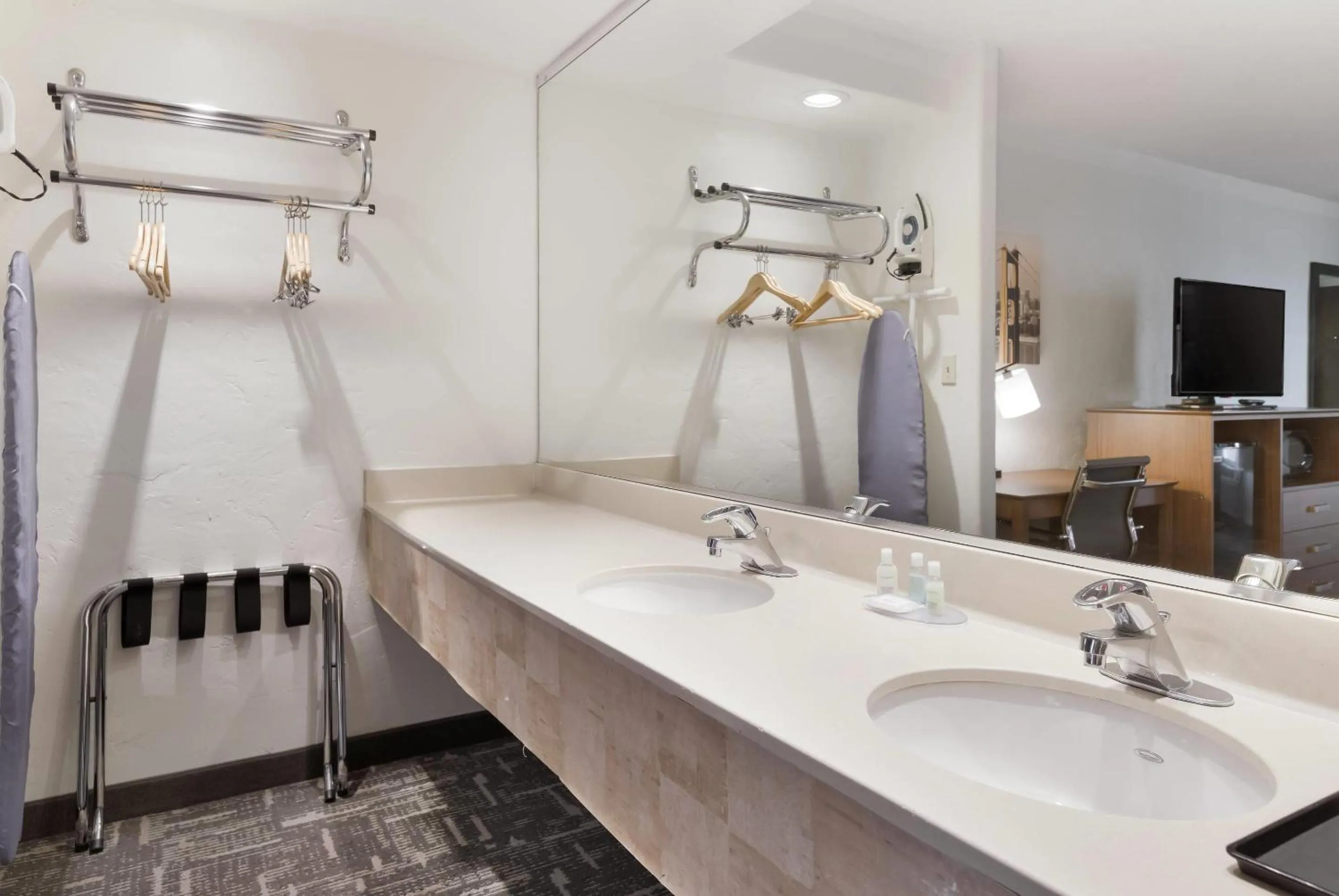 Bedroom in Clarion Hotel Concord-Walnut Creek