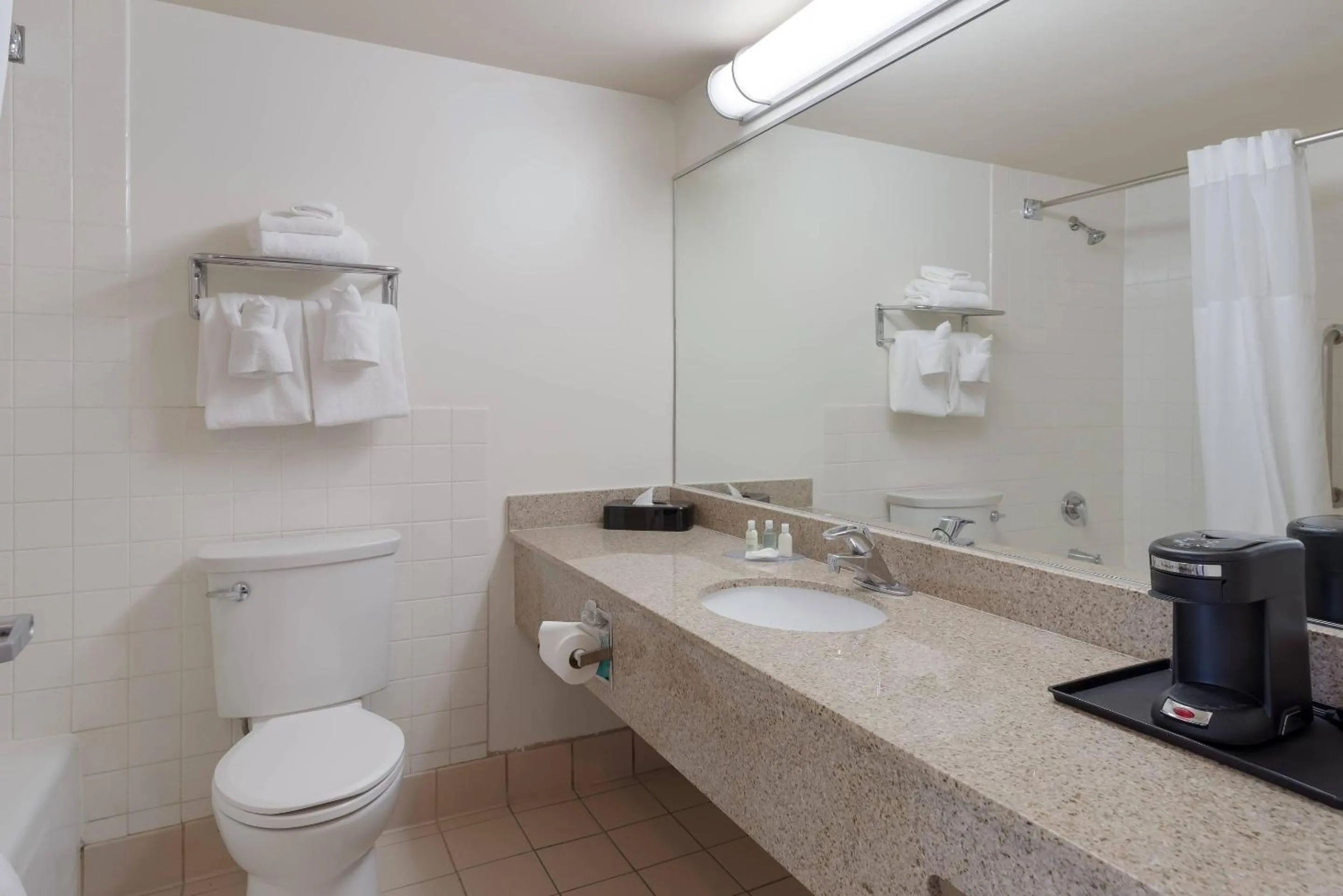 Bedroom in Clarion Hotel Concord-Walnut Creek