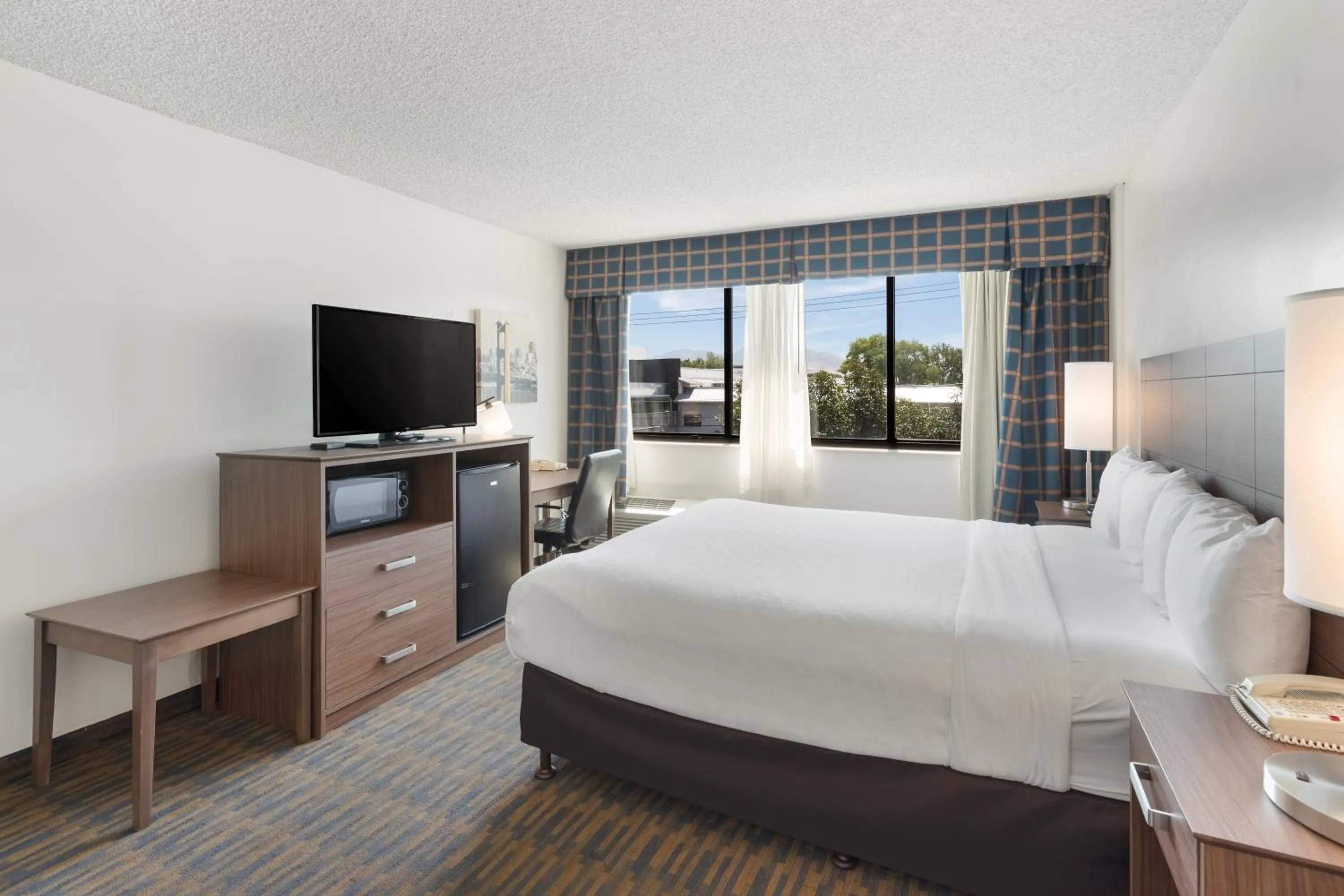 Photo of the whole room, Bed in Clarion Hotel Concord-Walnut Creek