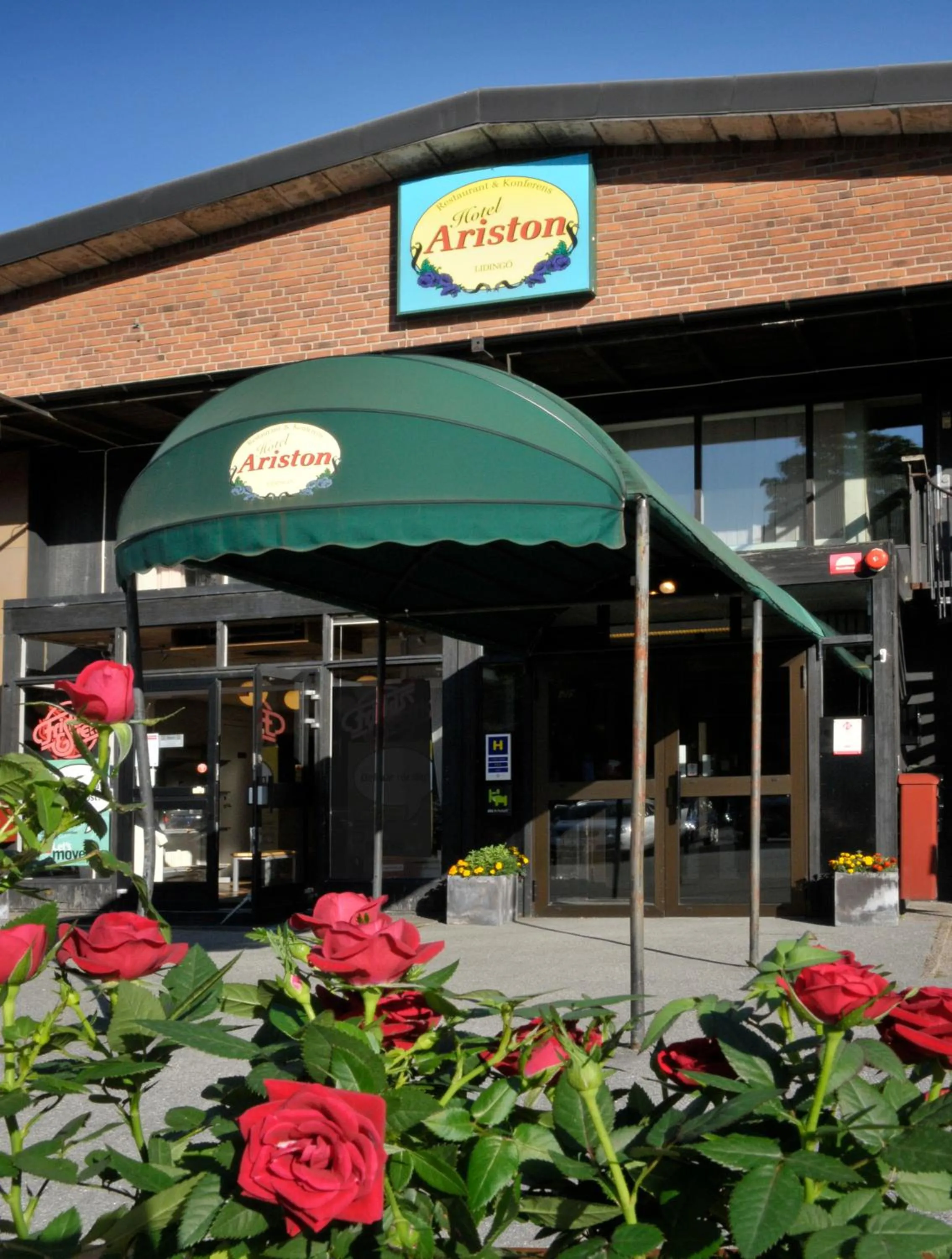 Facade/entrance in Ariston Hotell