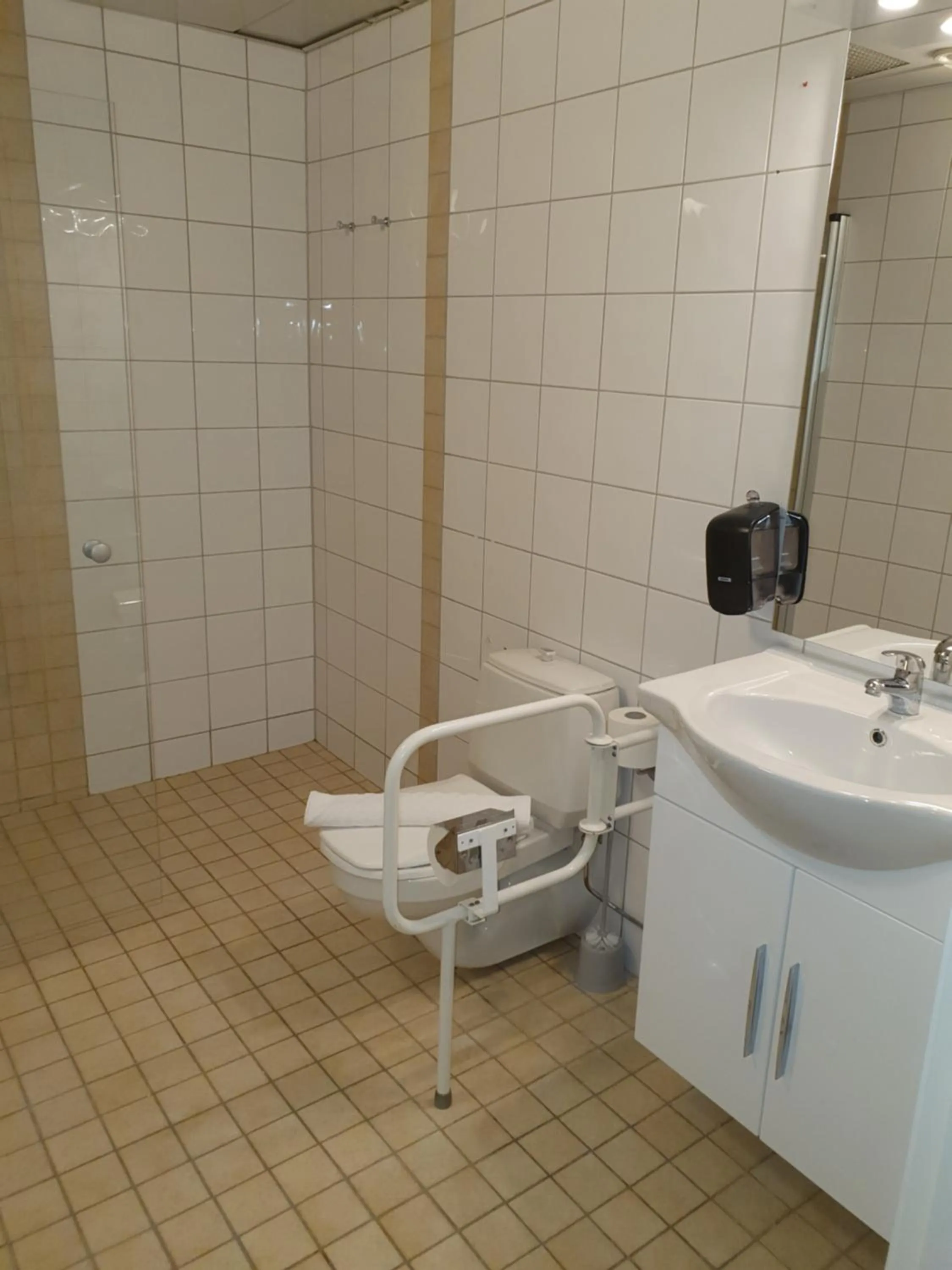 Bathroom in Ariston Hotell