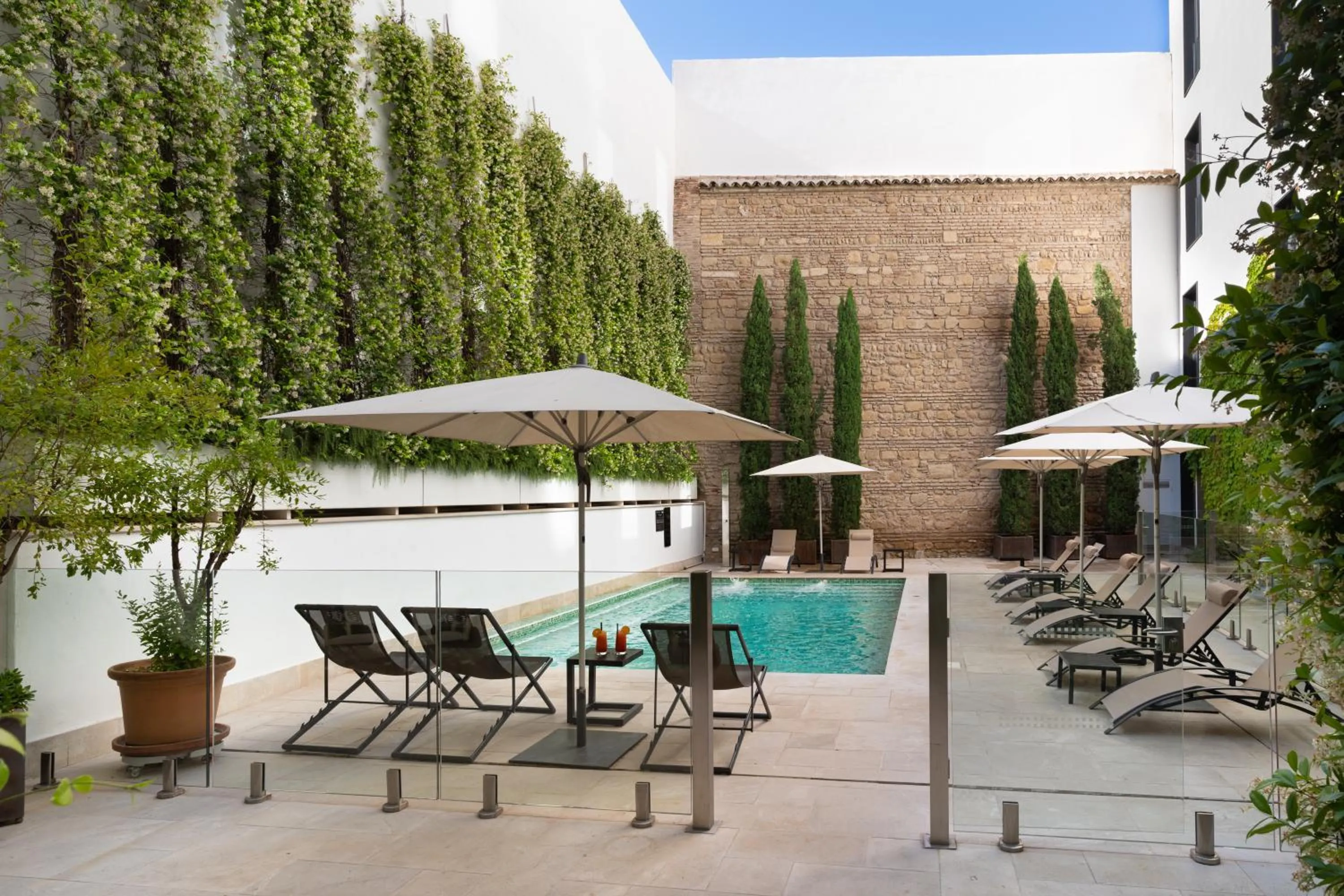 Swimming pool in H10 Palacio Colomera