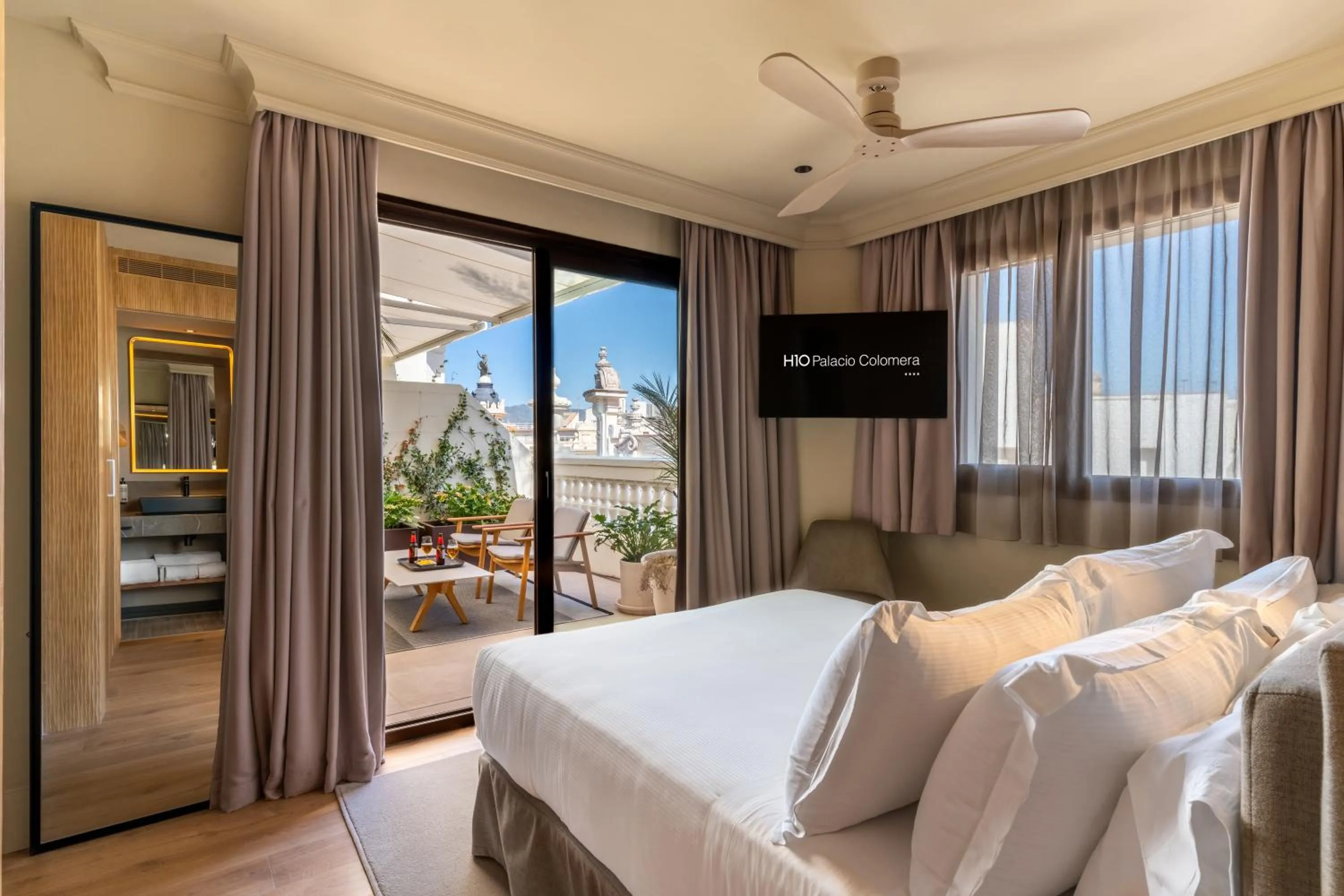 Bed in H10 Palacio Colomera