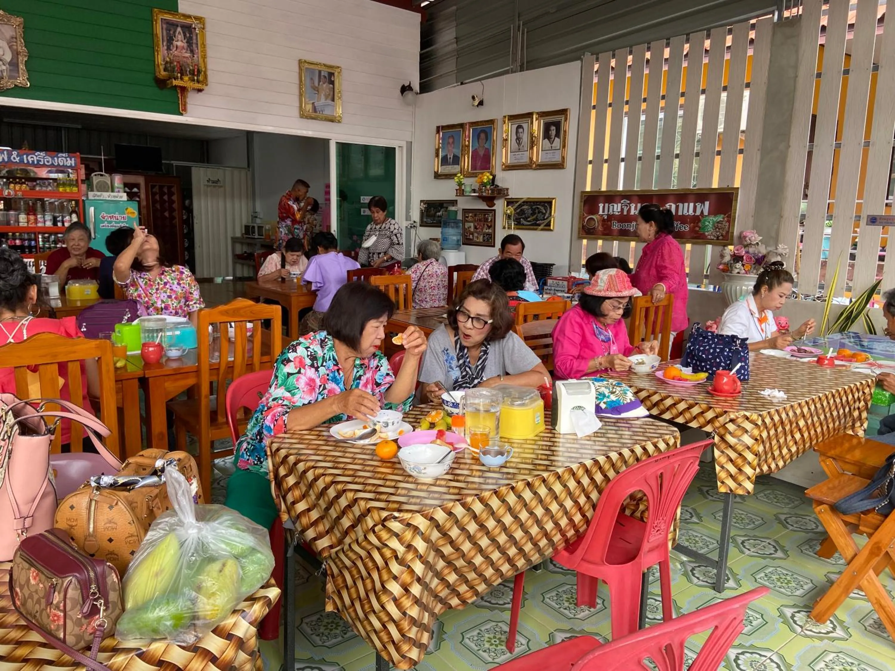 Restaurant/places to eat in บุญจินดา รีสอร์ท