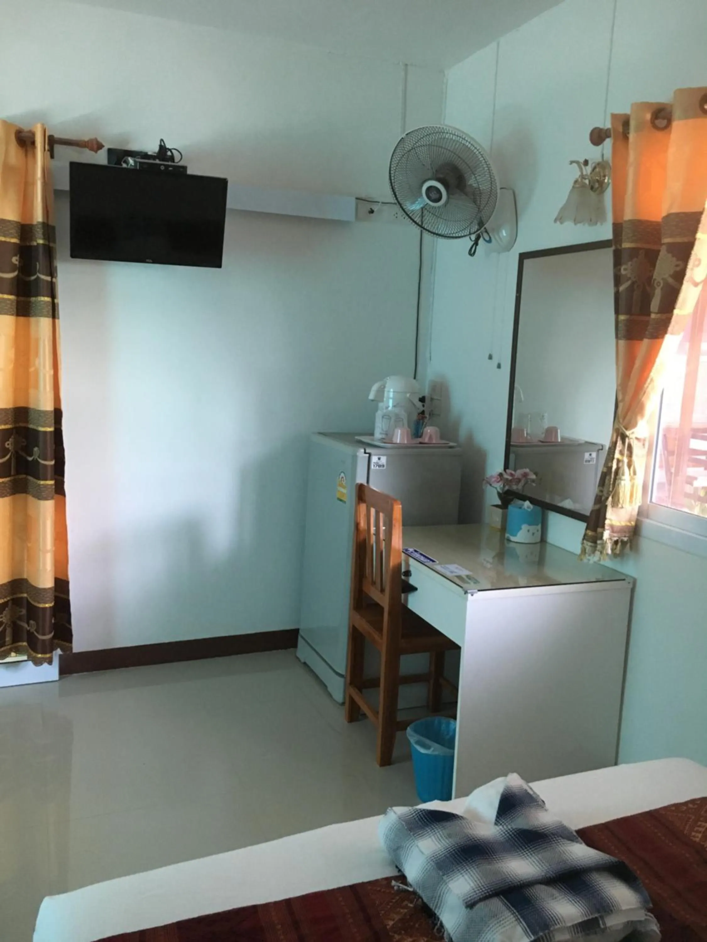 Coffee/tea facilities, Bed in บุญจินดา รีสอร์ท