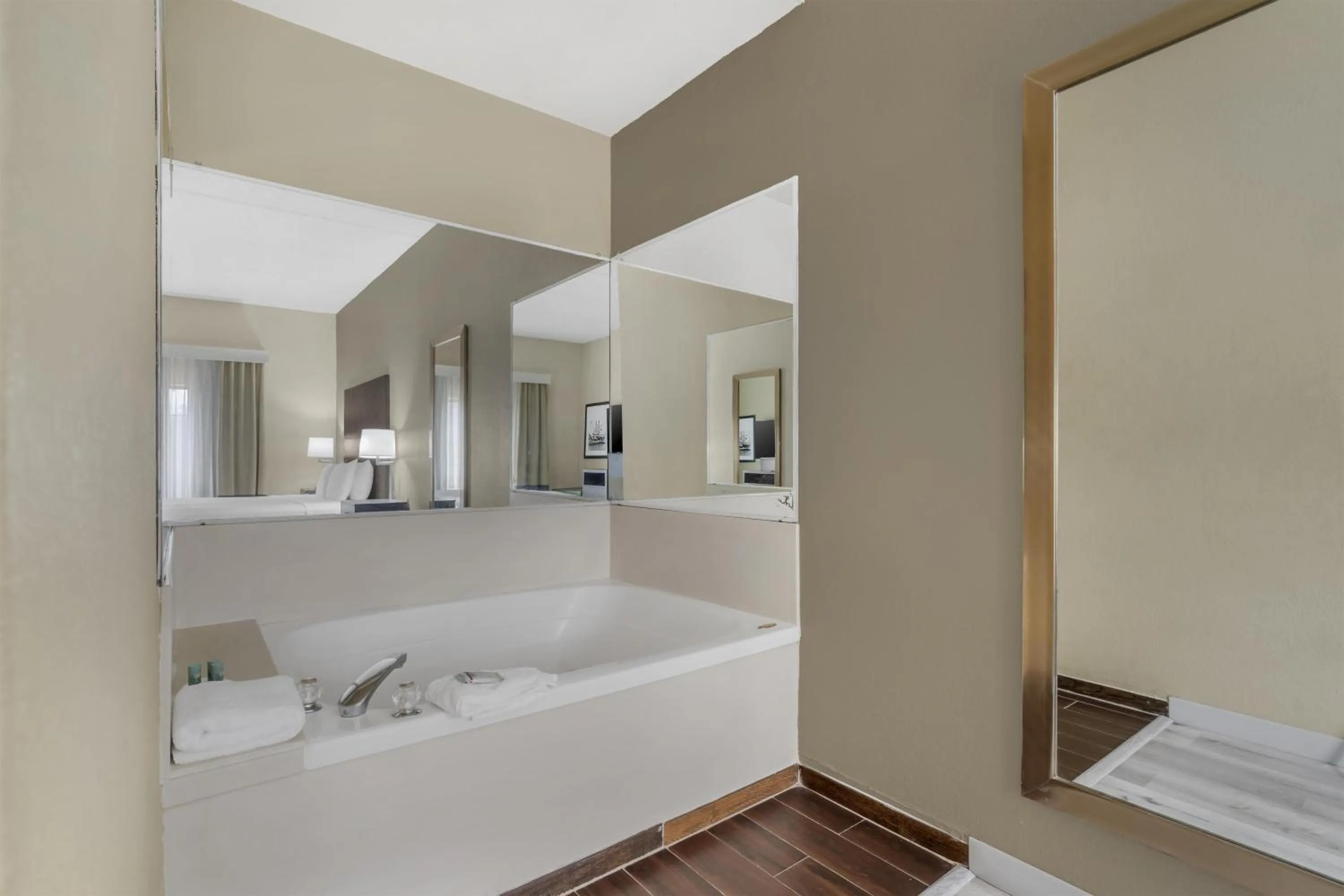 Bathroom, Bed in Best Western Kenner