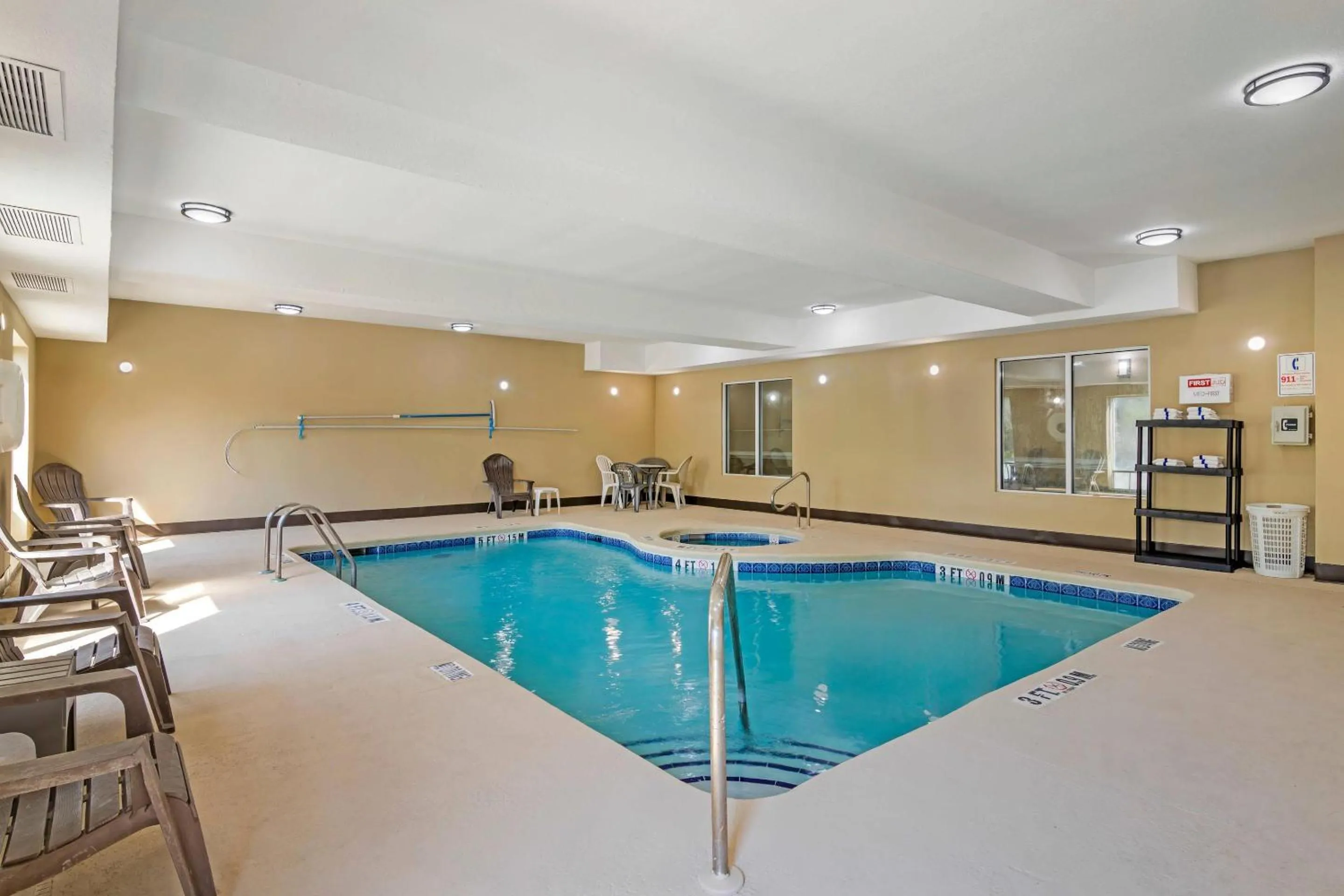 Swimming pool in Comfort Suites Brunswick