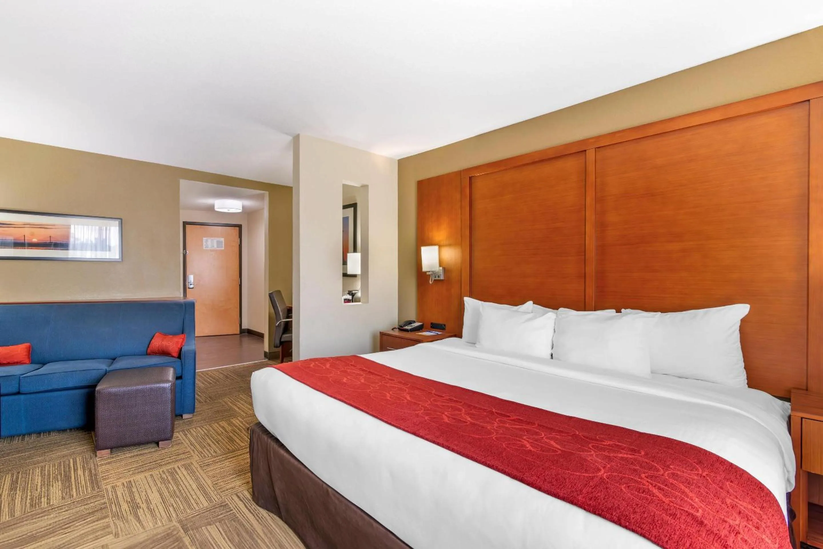 Bedroom, Bed in Comfort Suites Brunswick