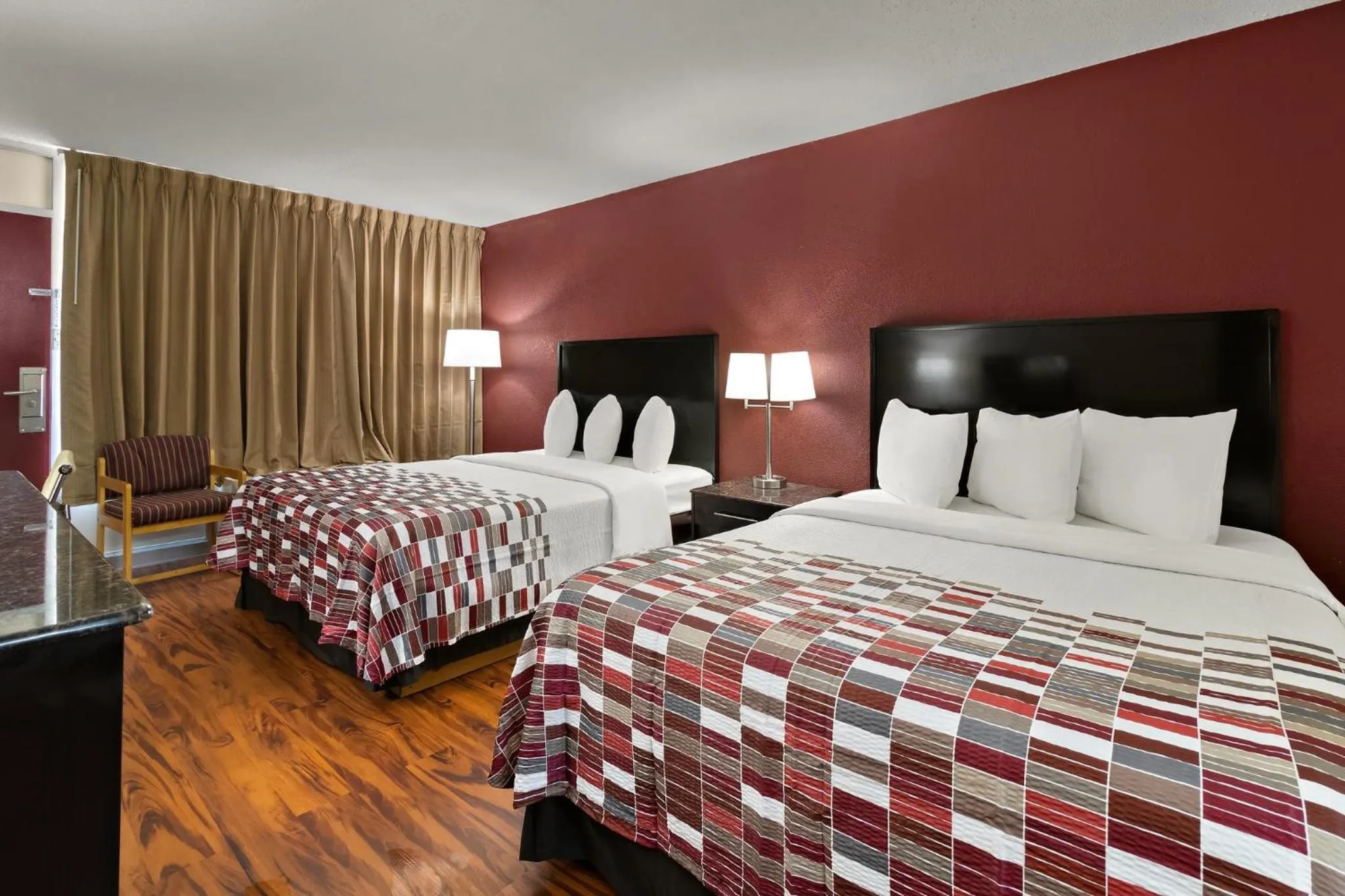 Photo of the whole room, Bed in Red Roof Inn & Suites Cave City