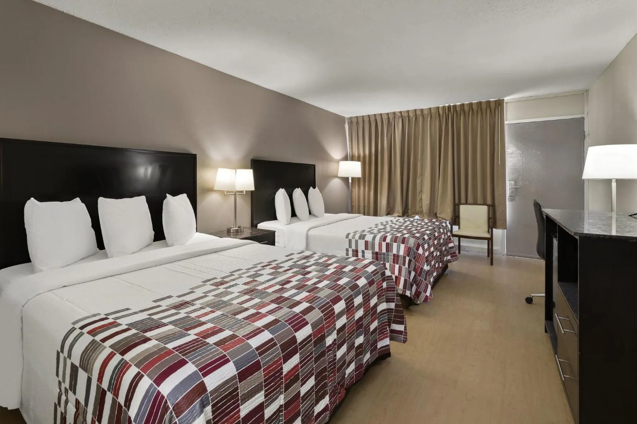 Photo of the whole room, Bed in Red Roof Inn & Suites Cave City