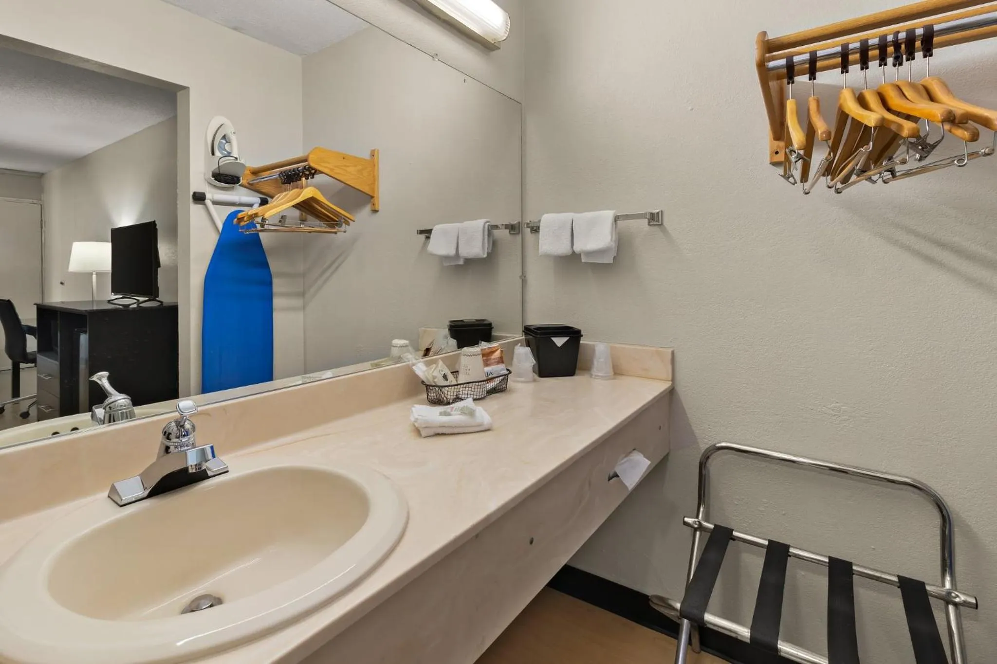 Bathroom in Red Roof Inn & Suites Cave City