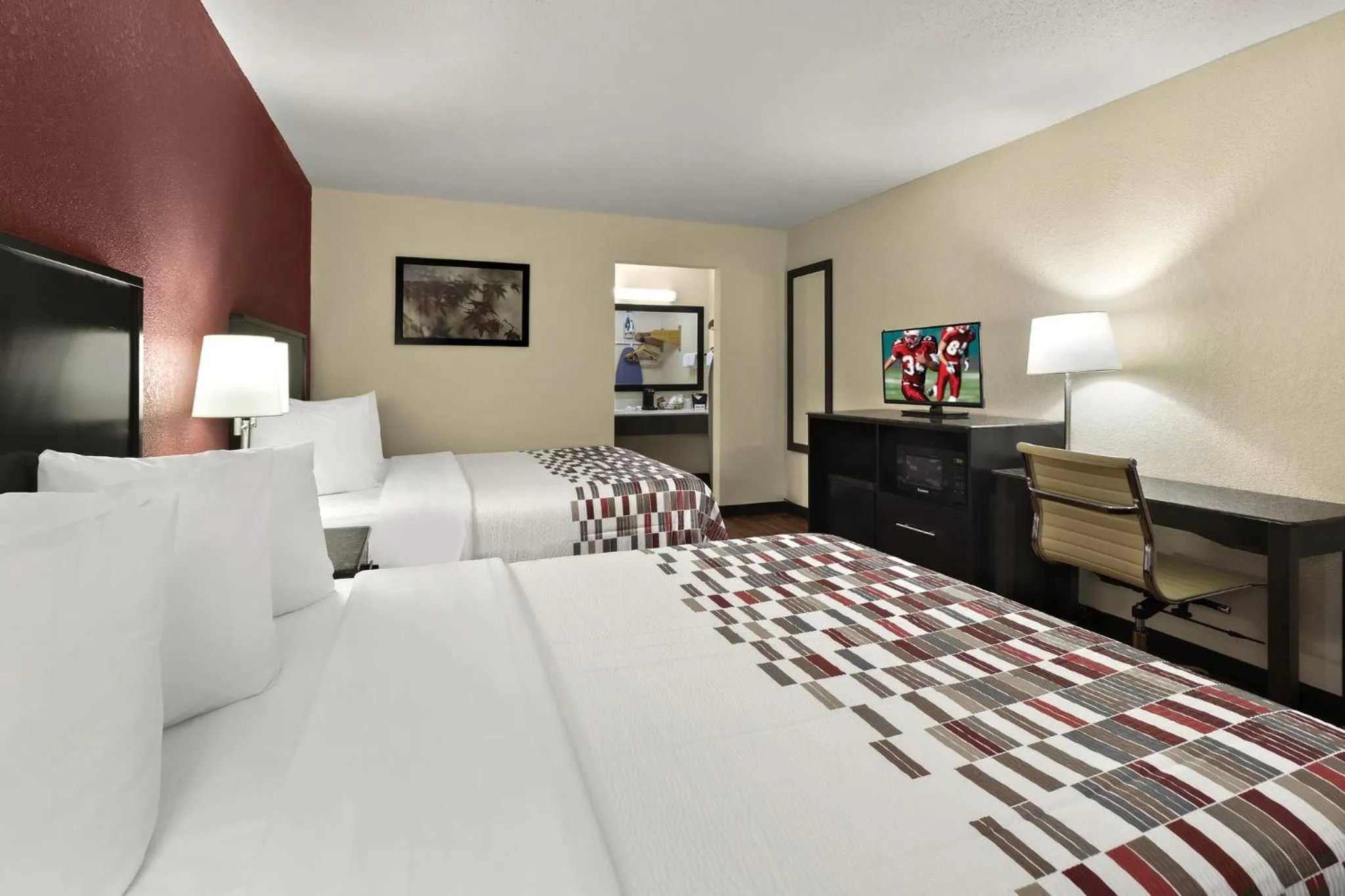Photo of the whole room, Bed in Red Roof Inn & Suites Cave City