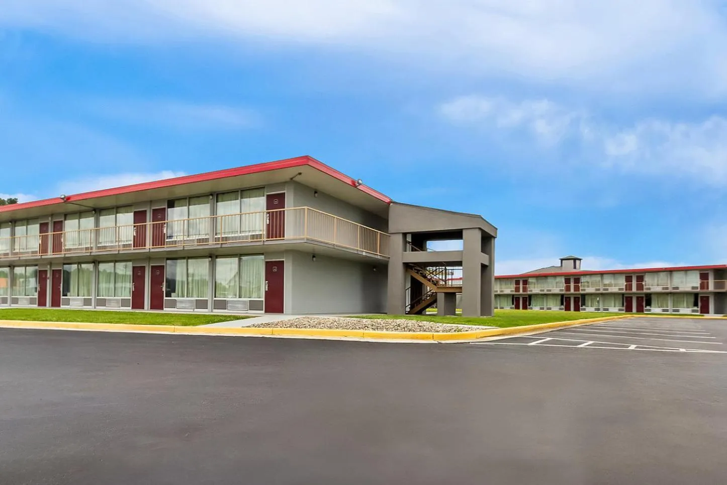 Property building in Red Roof Inn & Suites Cave City