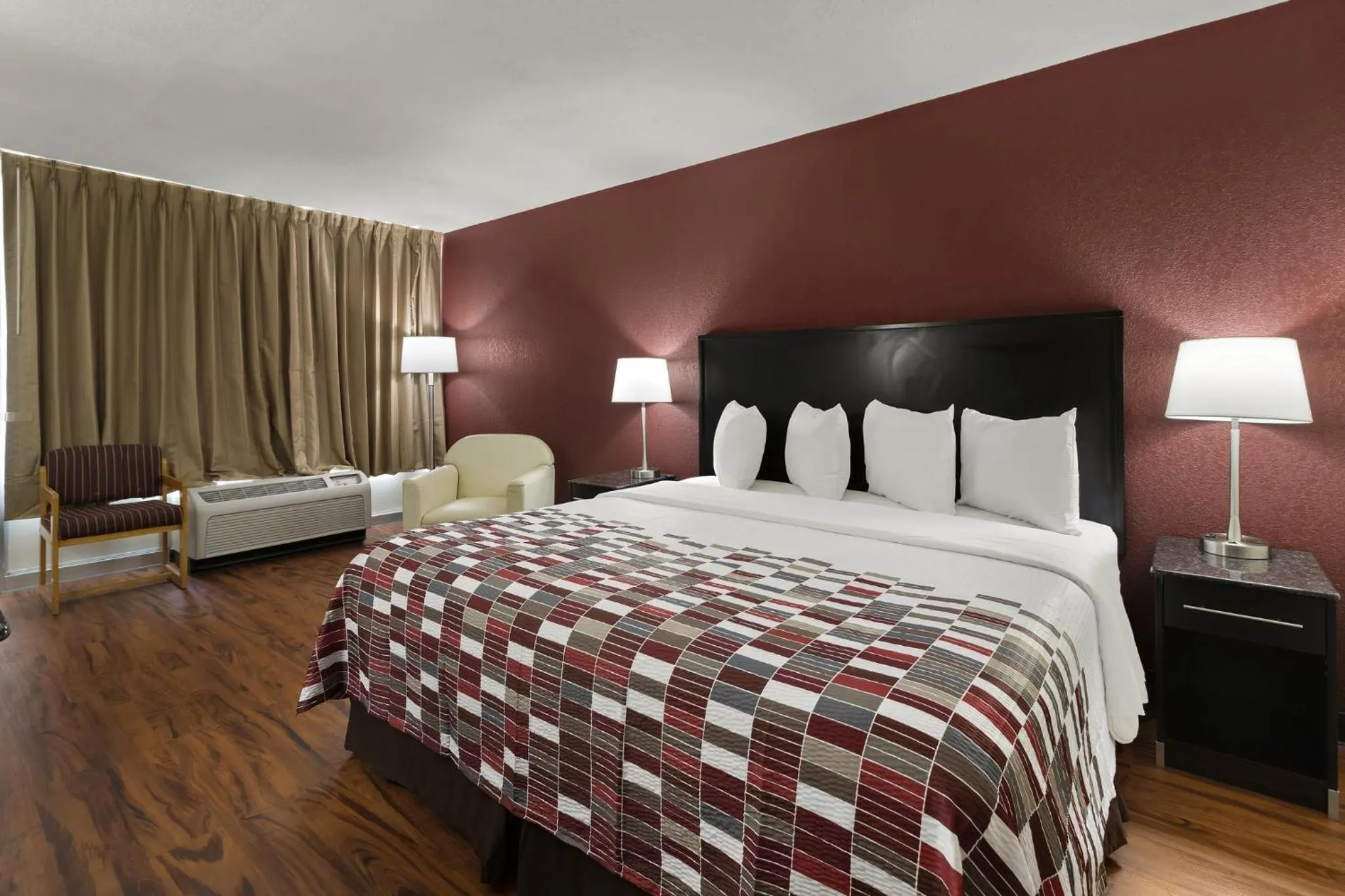 Photo of the whole room, Bed in Red Roof Inn & Suites Cave City