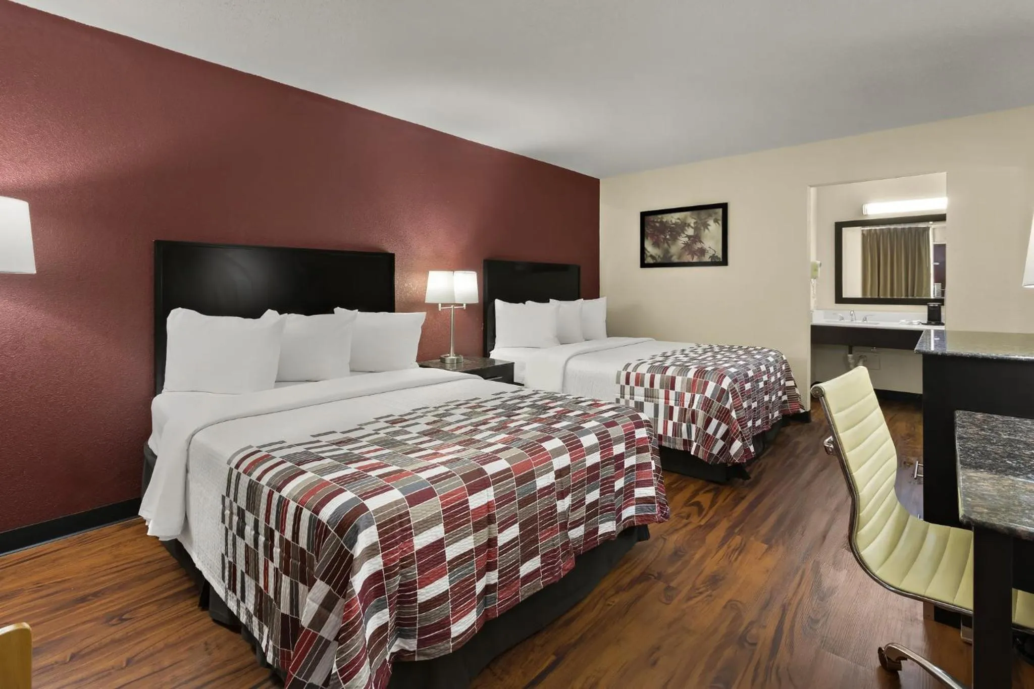Photo of the whole room, Bed in Red Roof Inn & Suites Cave City