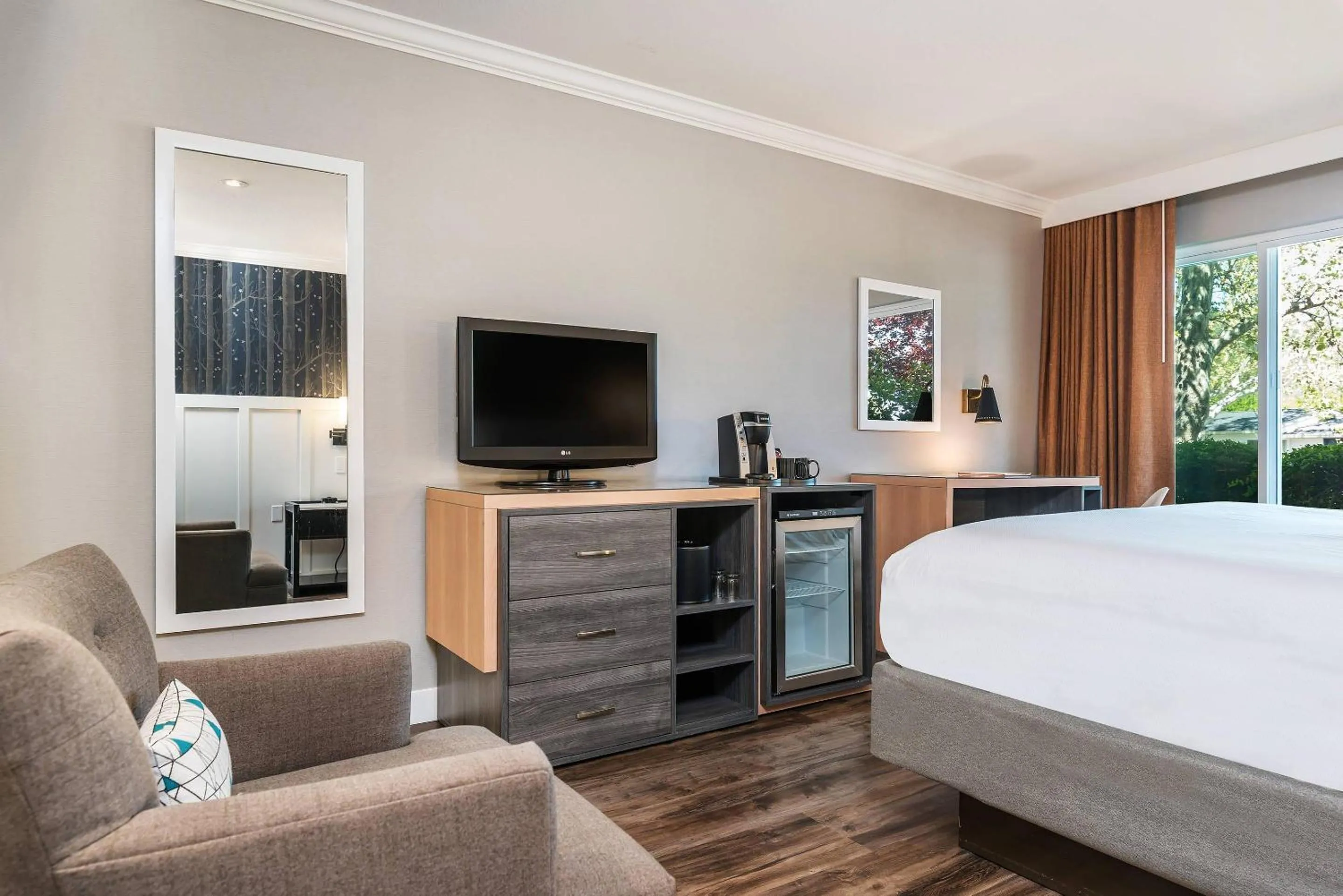 Bedroom, Bed in UpValley Inn & Hot Springs, an Ascend Collection Hotel