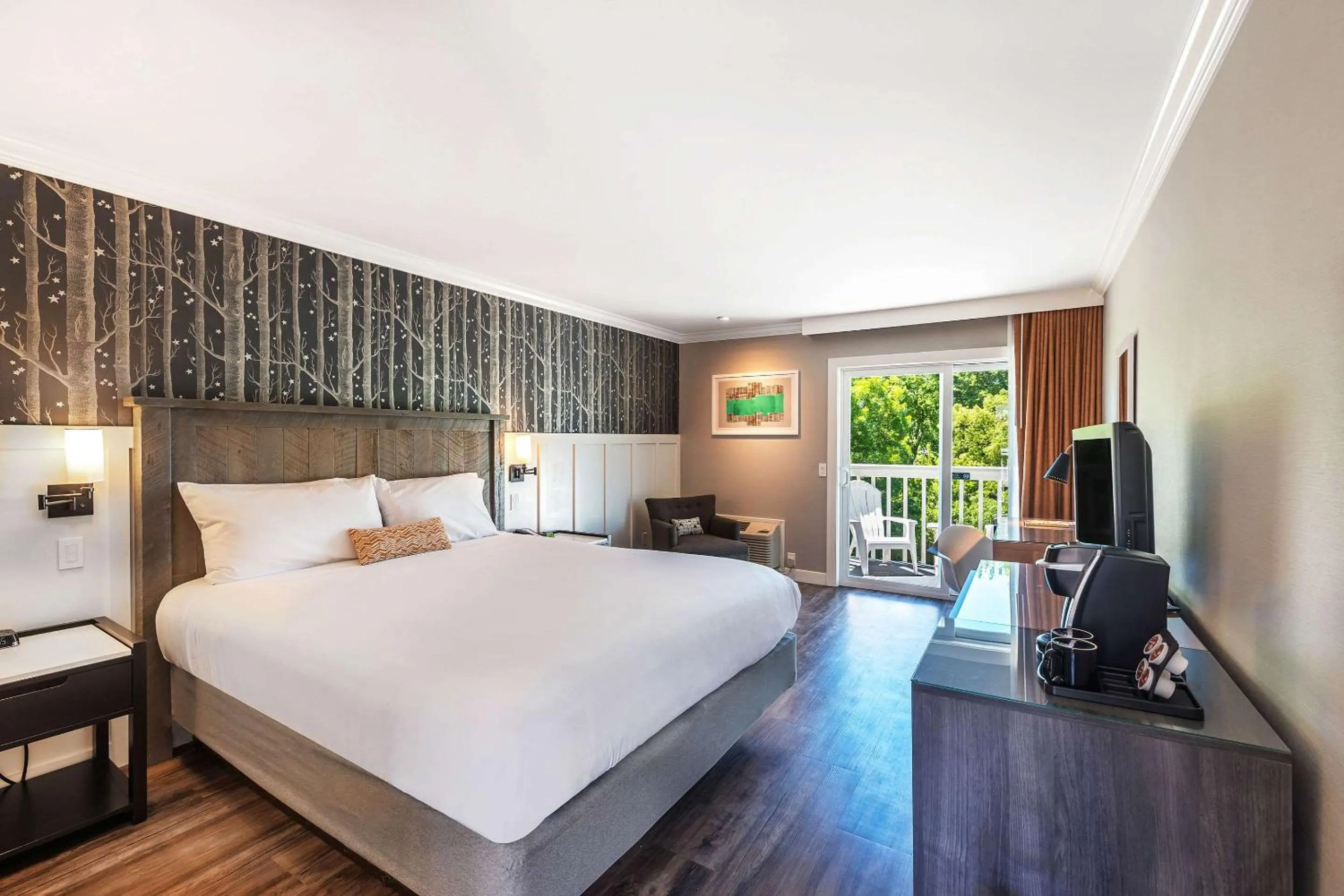 Bedroom, Bed in UpValley Inn & Hot Springs, an Ascend Collection Hotel