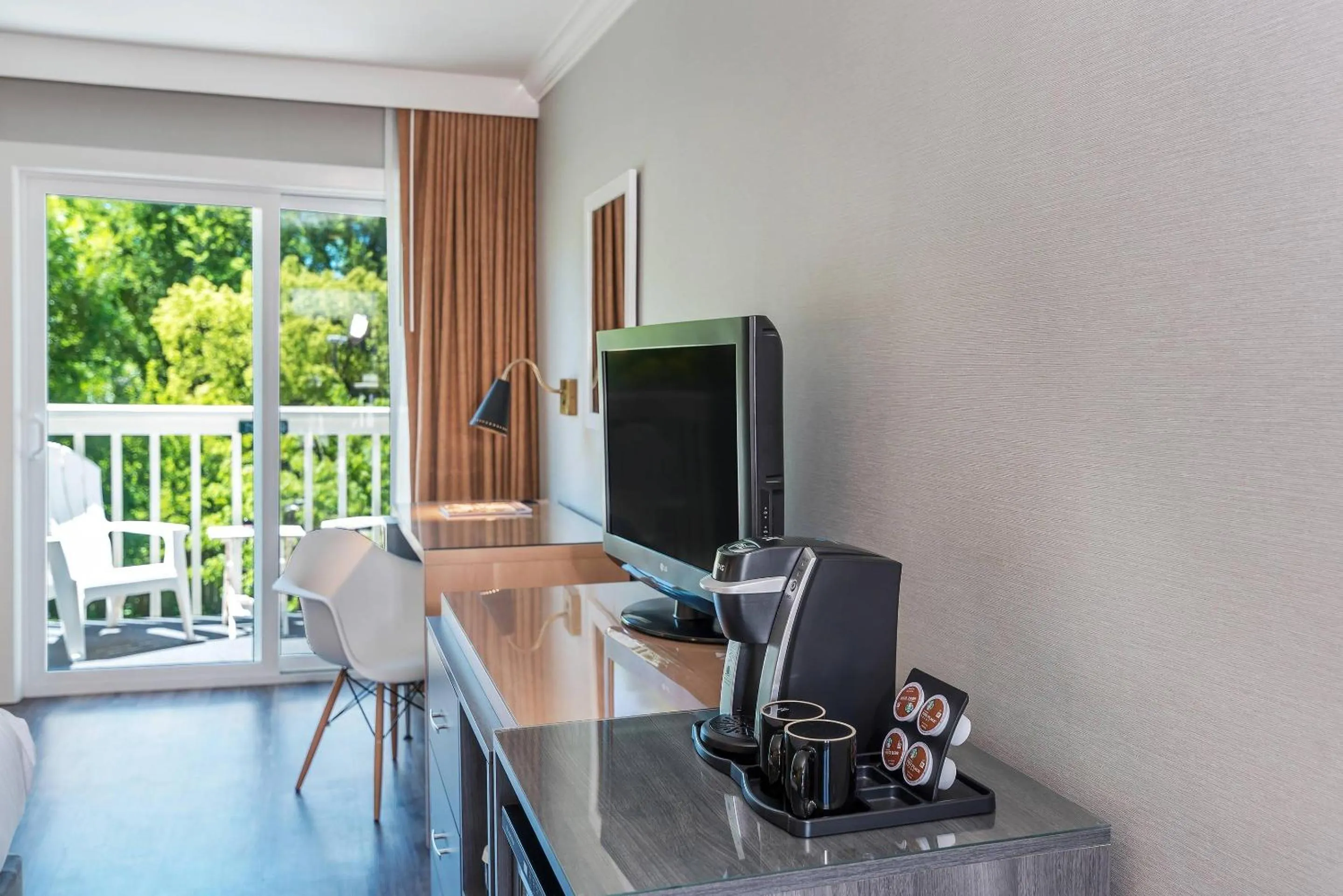 Bedroom in UpValley Inn & Hot Springs, an Ascend Collection Hotel