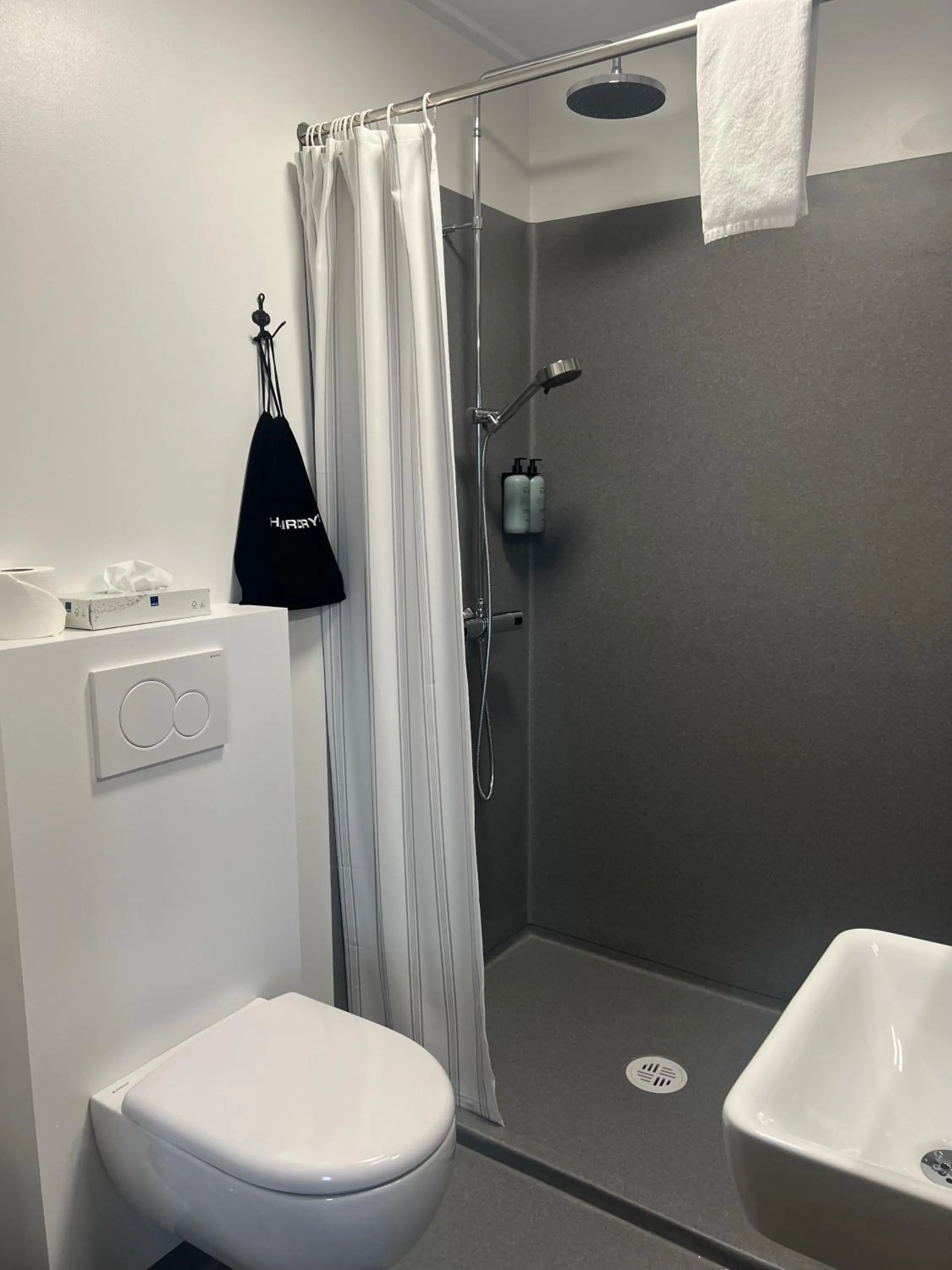 Shower in Aurora Lodge Hotel