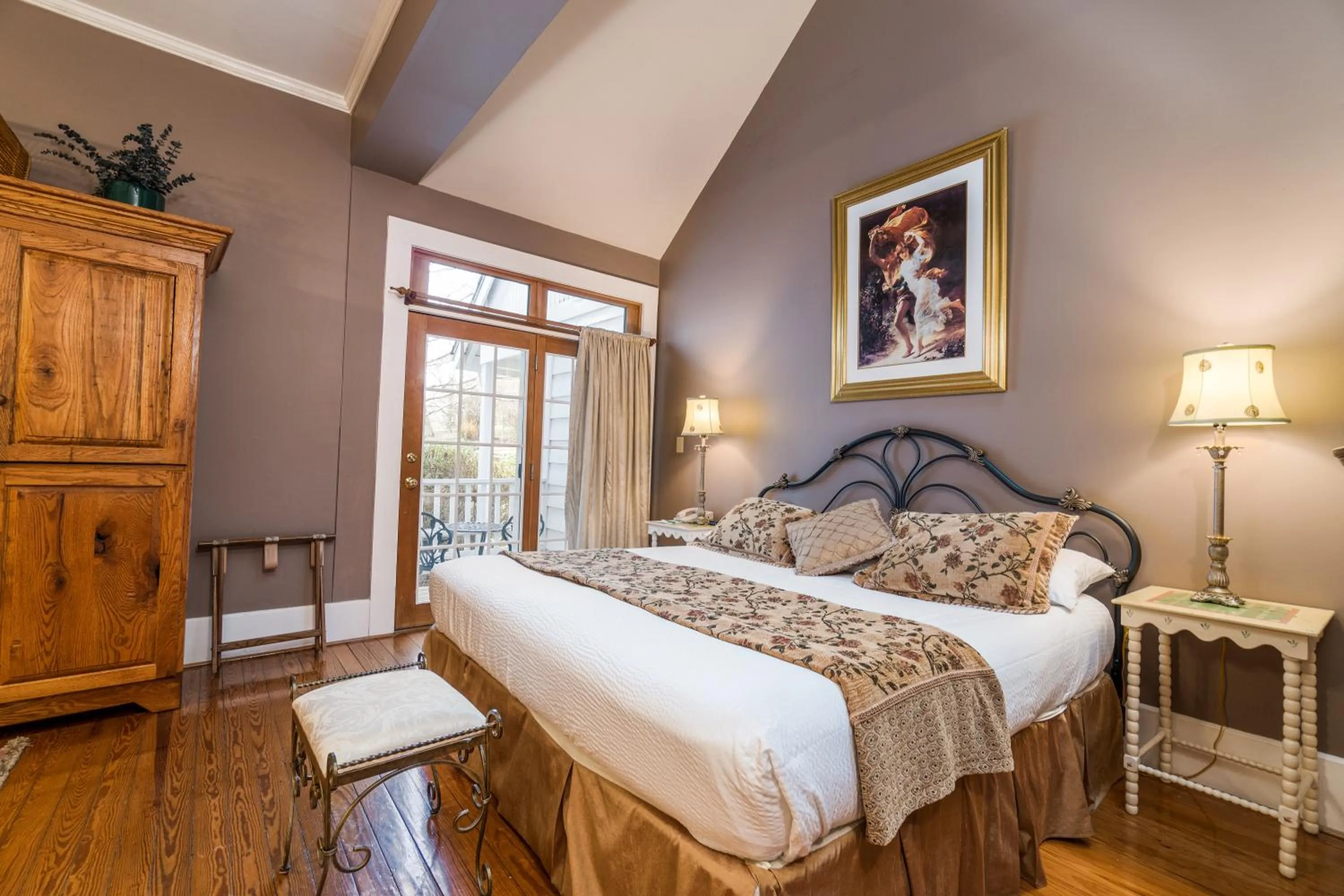 Bed in Highland Lake Inn & Resort - Flat Rock