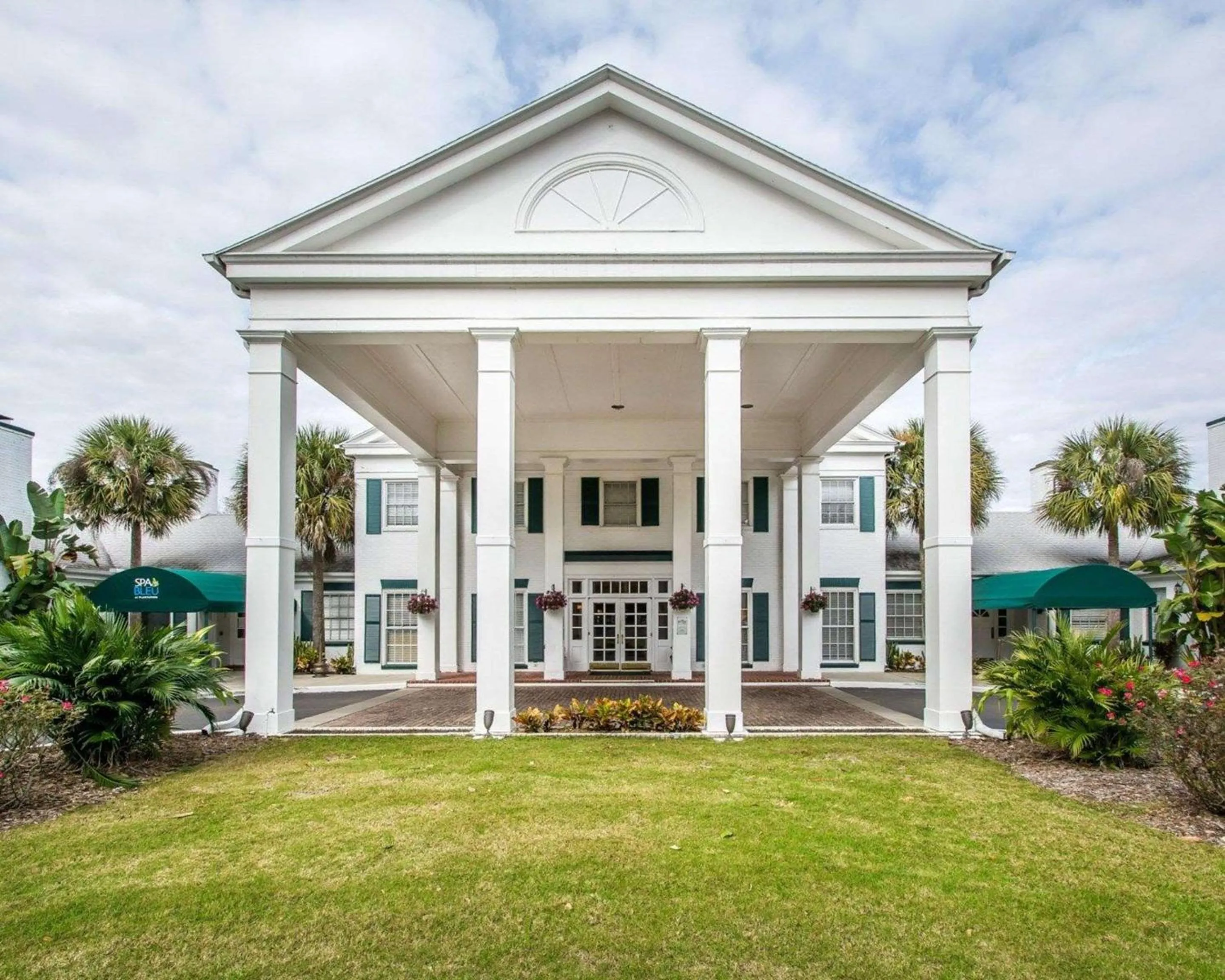 Property building in Plantation Resort on Crystal River, Ascend Hotel Collection