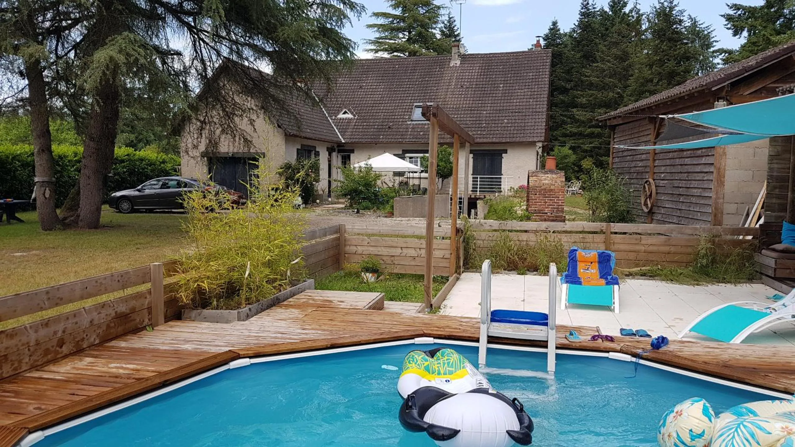 Pool view in Le Clos des Écureuils