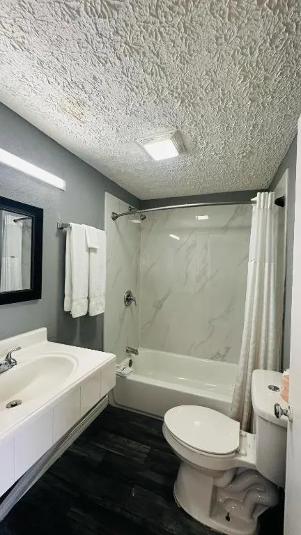 Shower in Catalina Airport Motel