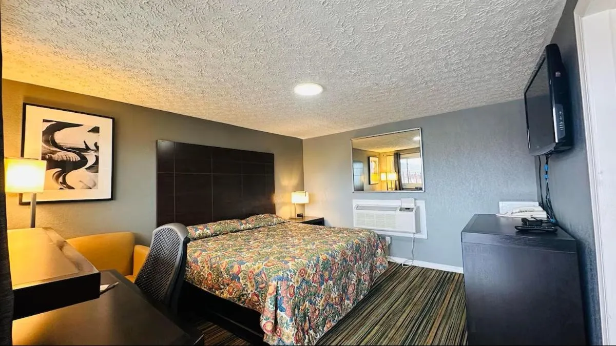 Bed in Catalina Airport Motel