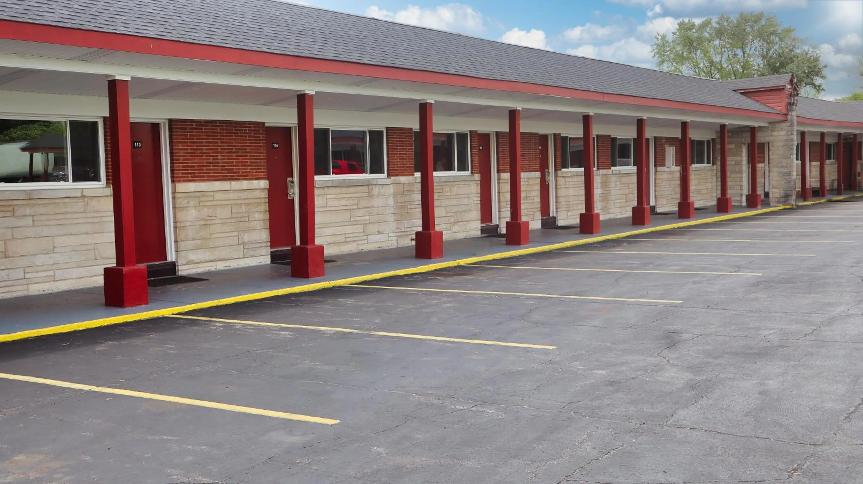 Property building in Catalina Airport Motel