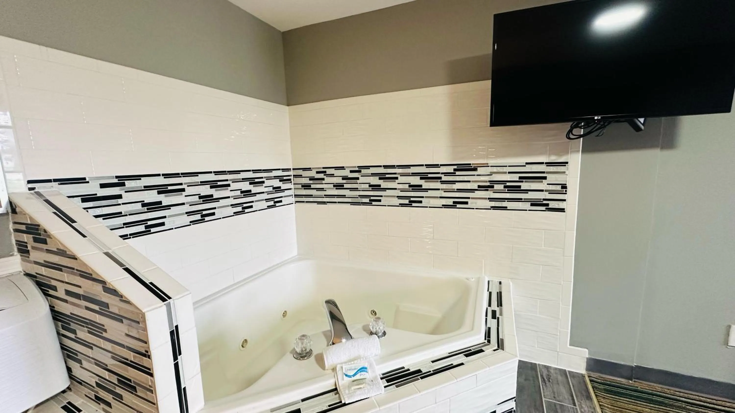 Hot Tub in Catalina Airport Motel