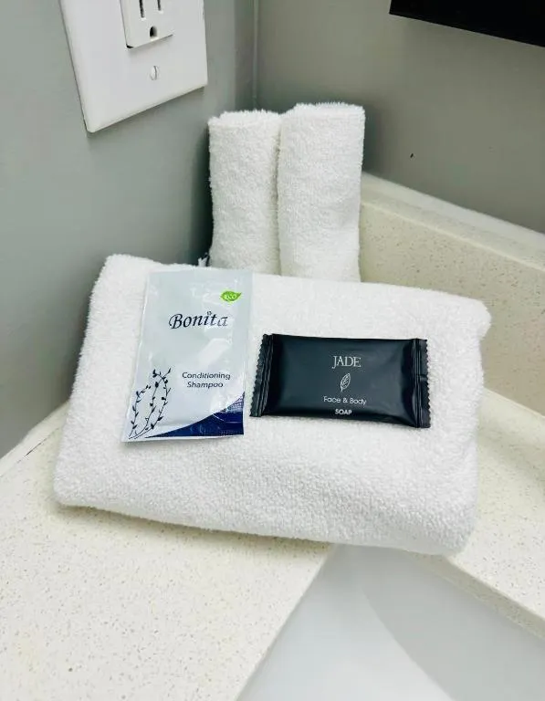 Bathroom, Bed in Catalina Airport Motel