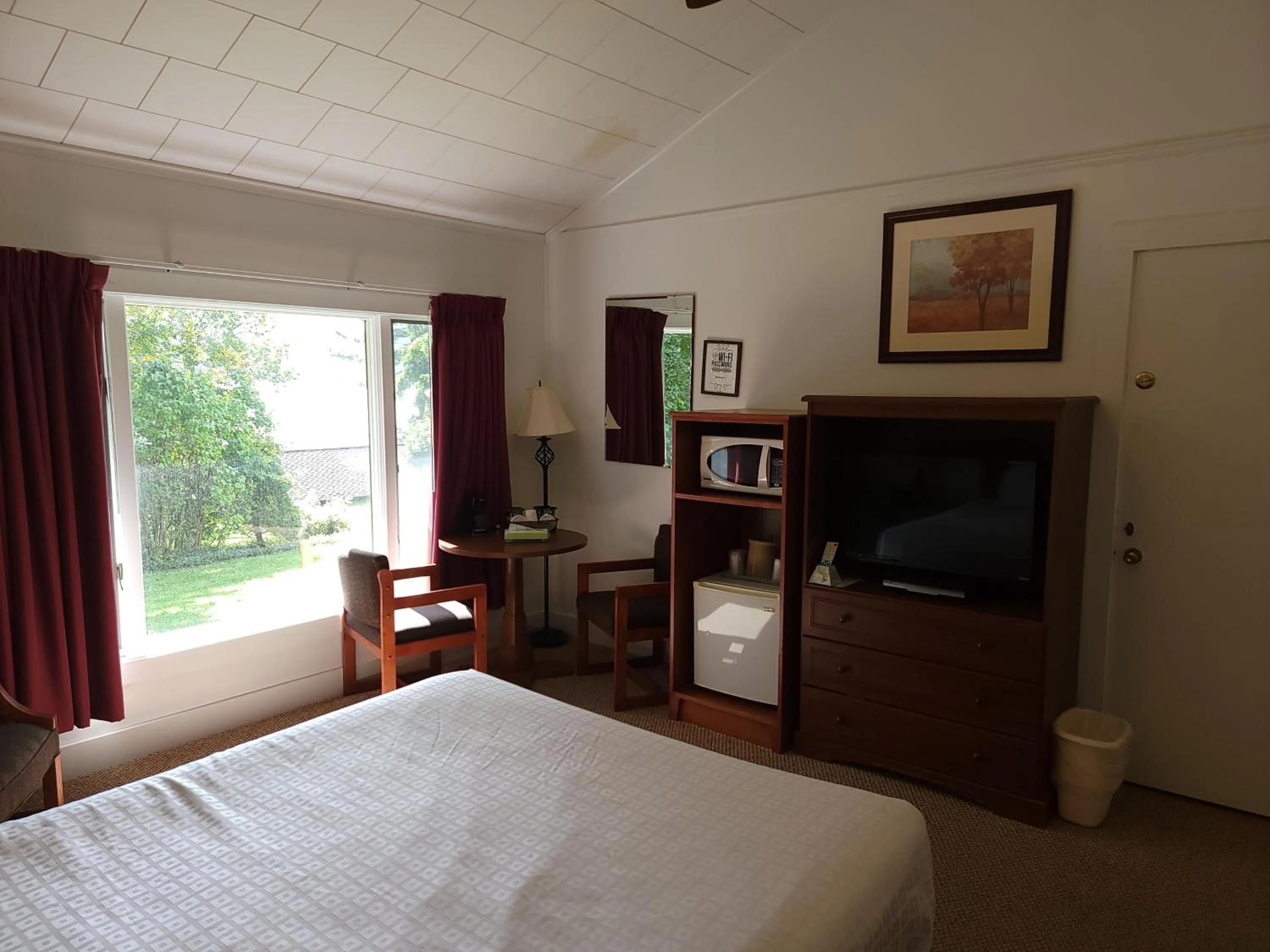 Bed in Hickory Grove Motor Inn - Cooperstown